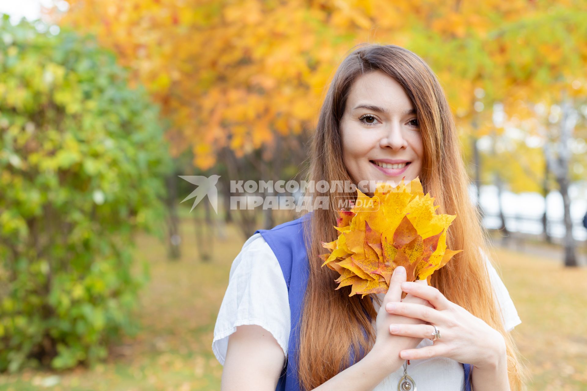 Красноярск. Девушка с букетом листьев в осеннем парке.