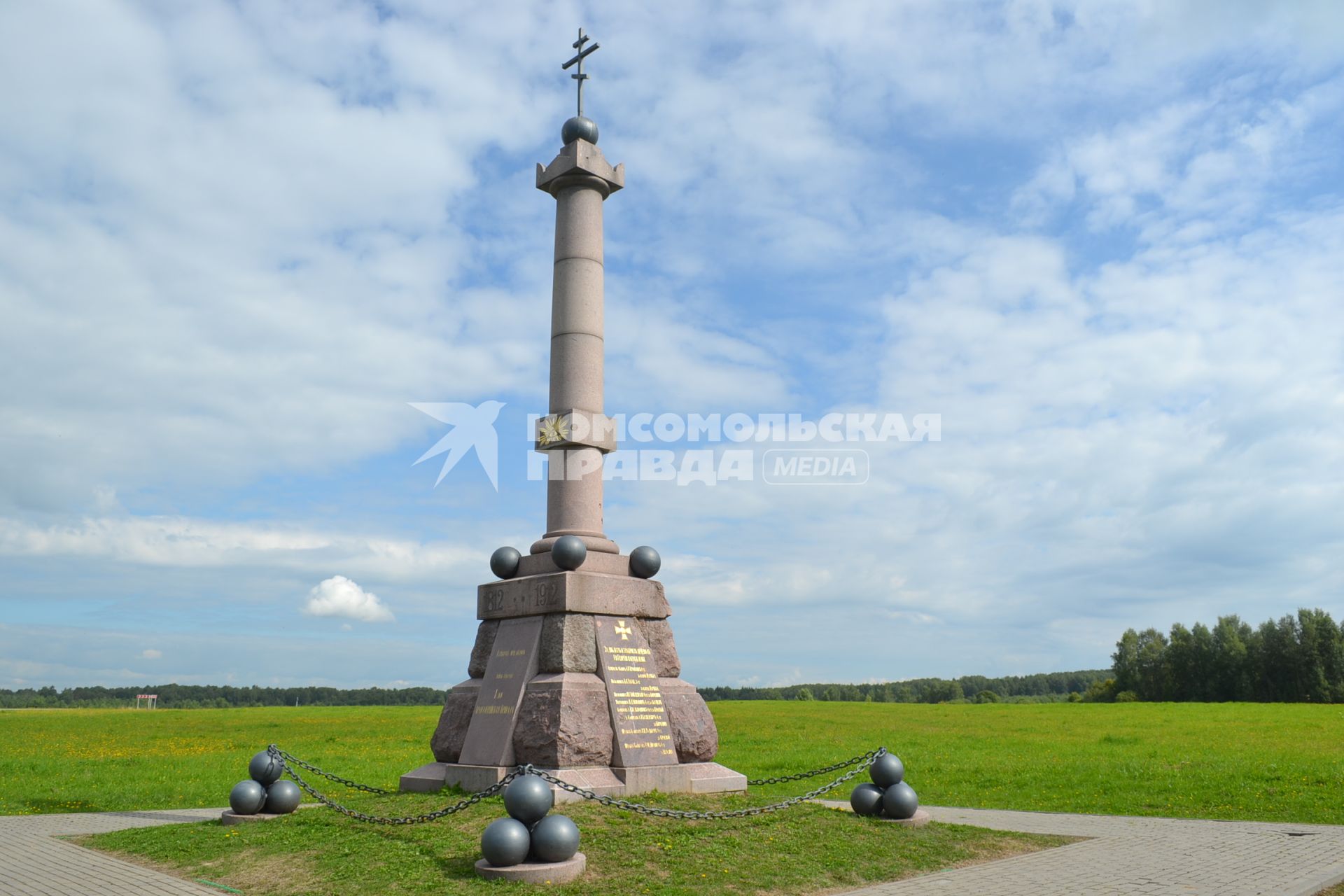 Московская область, Бородино. Памятник батарейной № 1 и легкой № 1 ротам лейб-гвардии Артиллерийской бригады на территории музея-заповедника `Бородинское поле`.