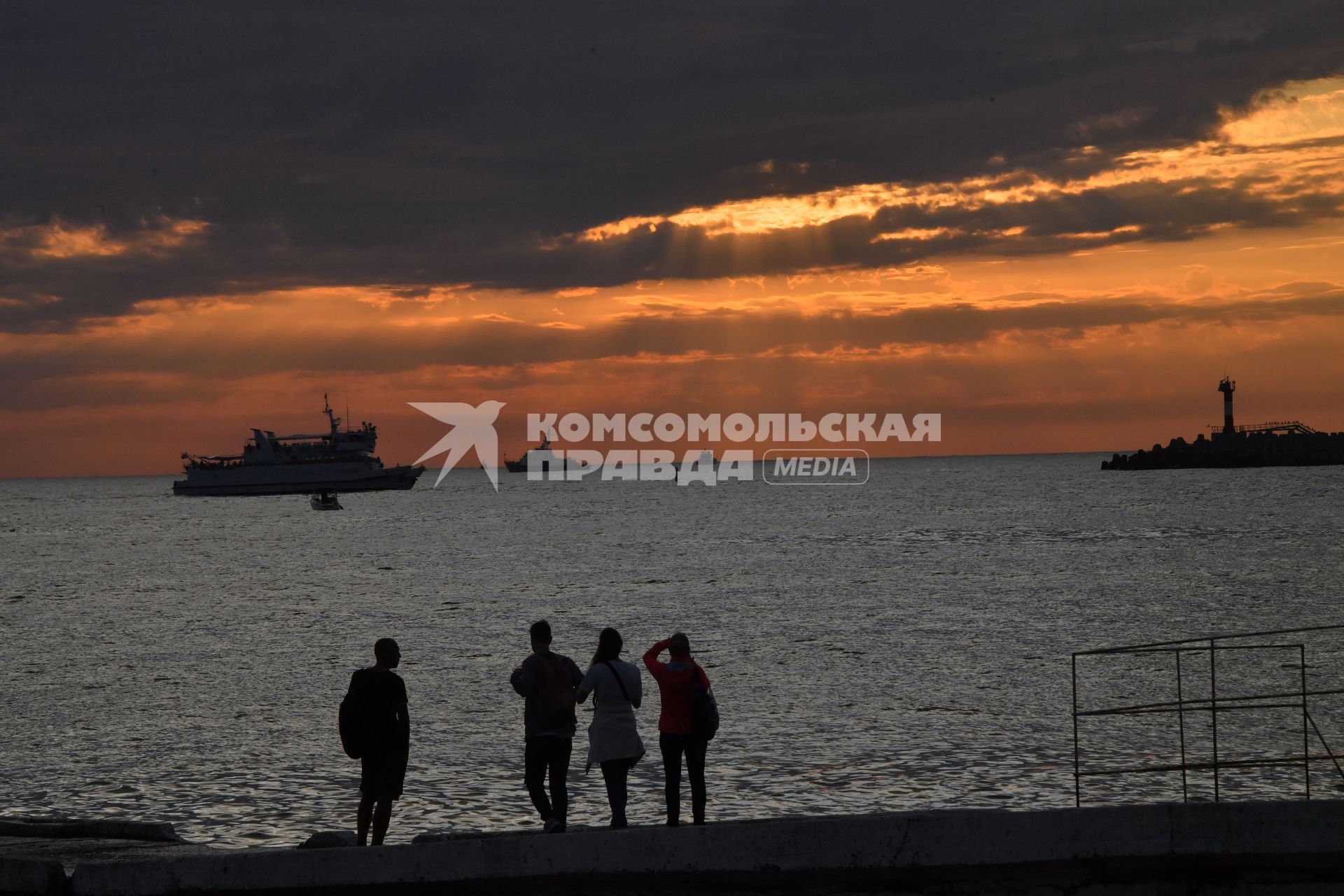 Сочи.  Закат над Черным морем.