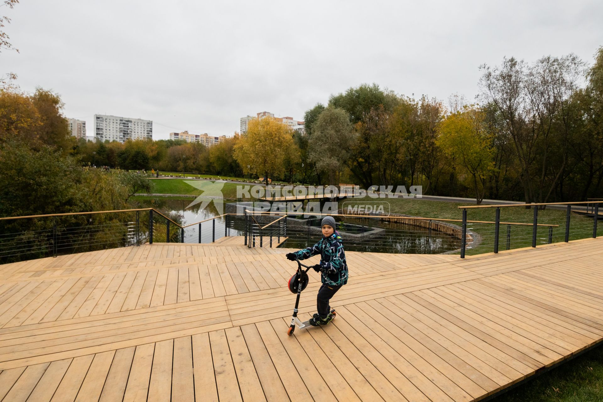 Москва. Смотровая площадка с видом на пруд в парке `Яуза.`