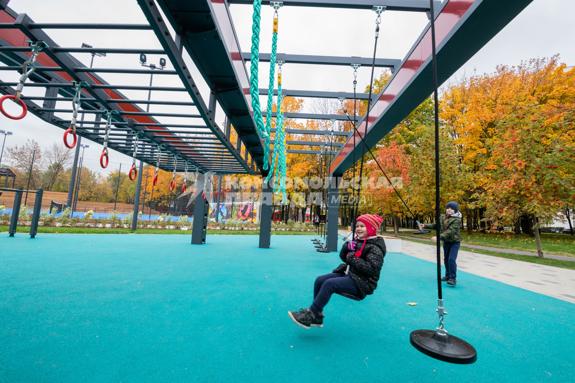 Москва. Воркаут-площадка `Русский ниндзя` в парке `Яуза.`