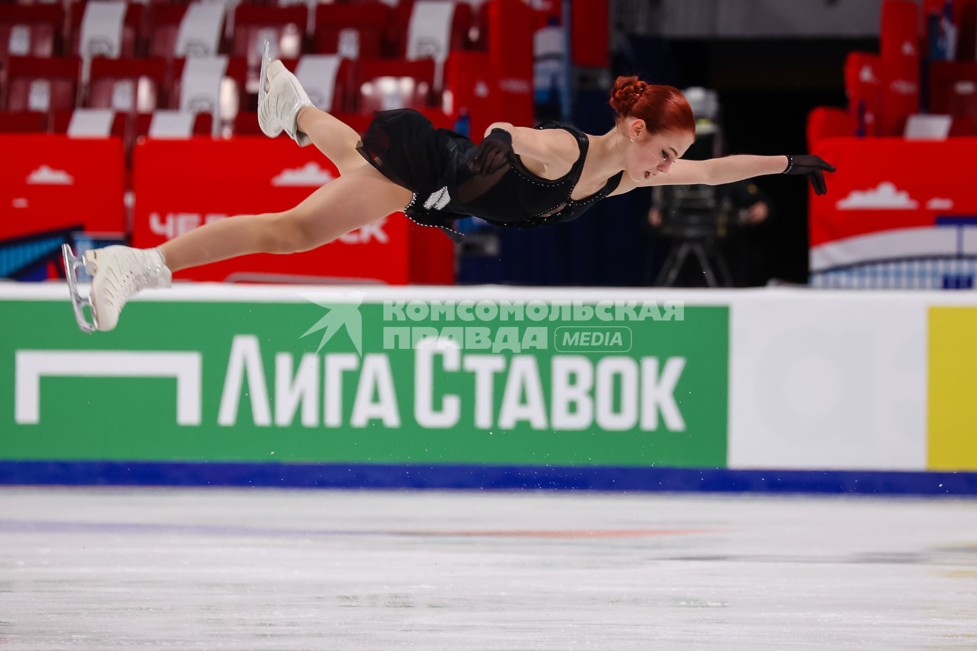 Челябинск. Спортсменка Александра Трусова во время произвольной программы женского одиночного катания на контрольных прокатах сборной России по фигурному катанию на ледовой арене `Трактор`.