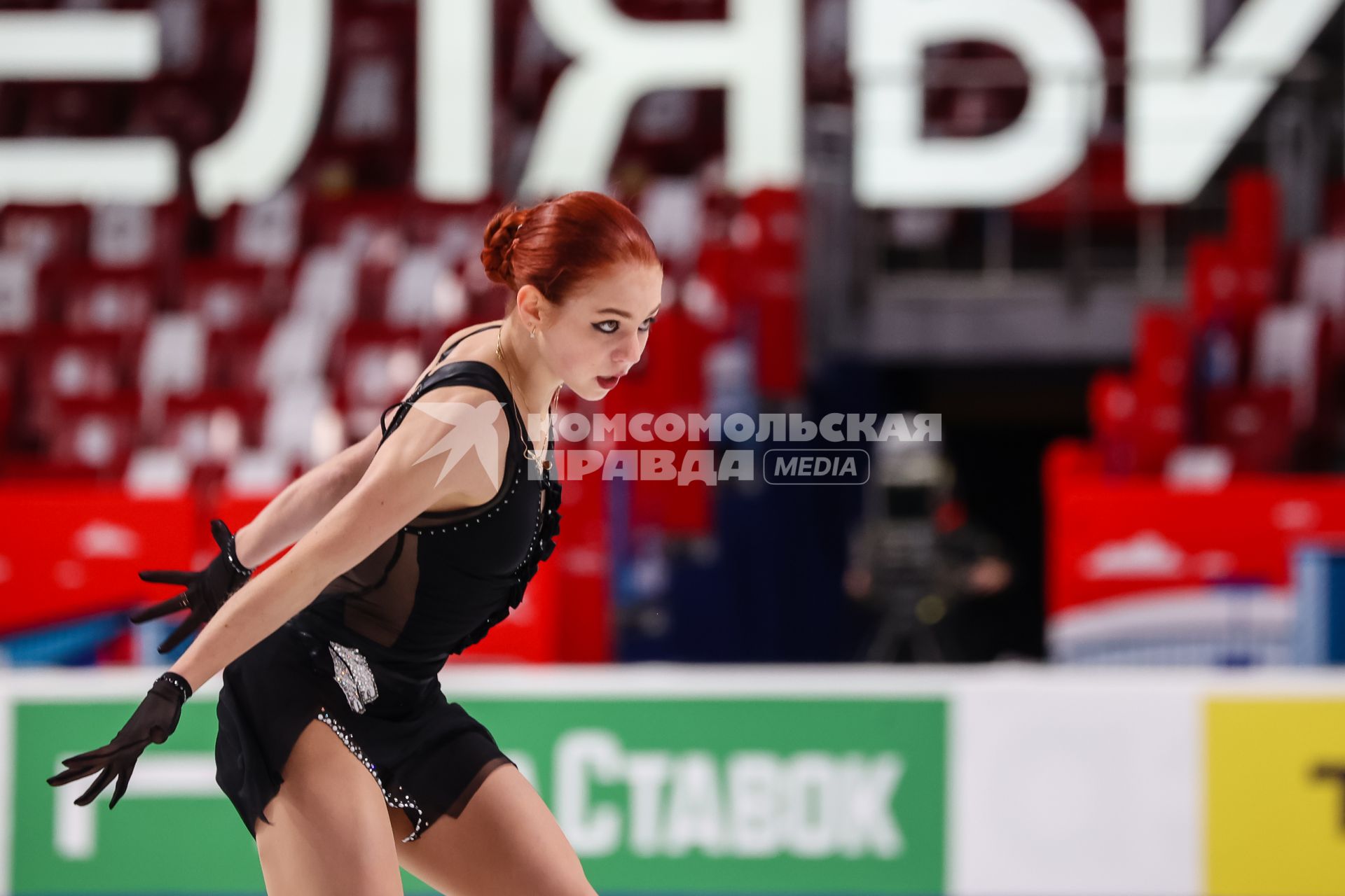 Челябинск. Спортсменка Александра Трусова во время произвольной программы женского одиночного катания на контрольных прокатах сборной России по фигурному катанию на ледовой арене `Трактор`.