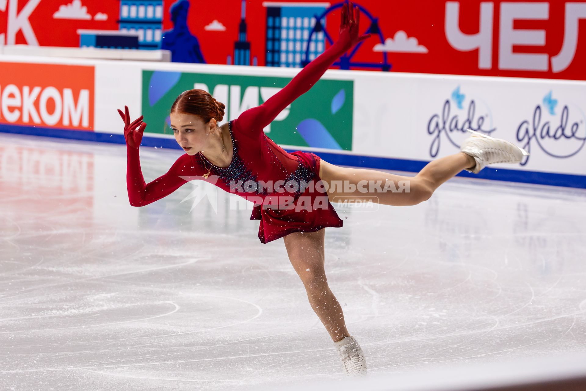 Челябинск. Спортсменка Александра Трусова во время короткой программы женского одиночного катания на контрольных прокатах сборной России по фигурному катанию на ледовой арене `Трактор`.