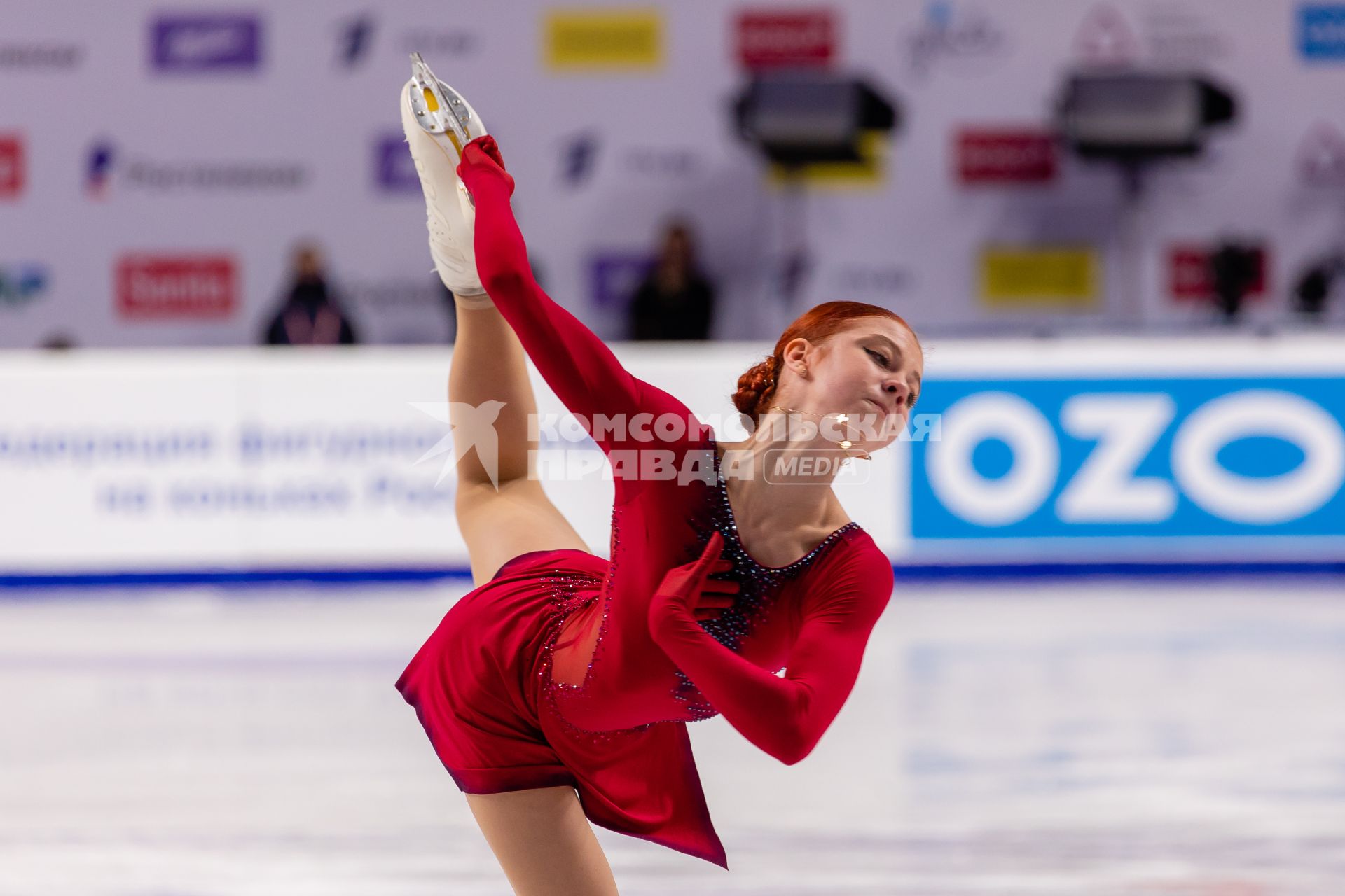 Челябинск. Спортсменка Александра Трусова во время короткой программы женского одиночного катания на контрольных прокатах сборной России по фигурному катанию на ледовой арене `Трактор`.