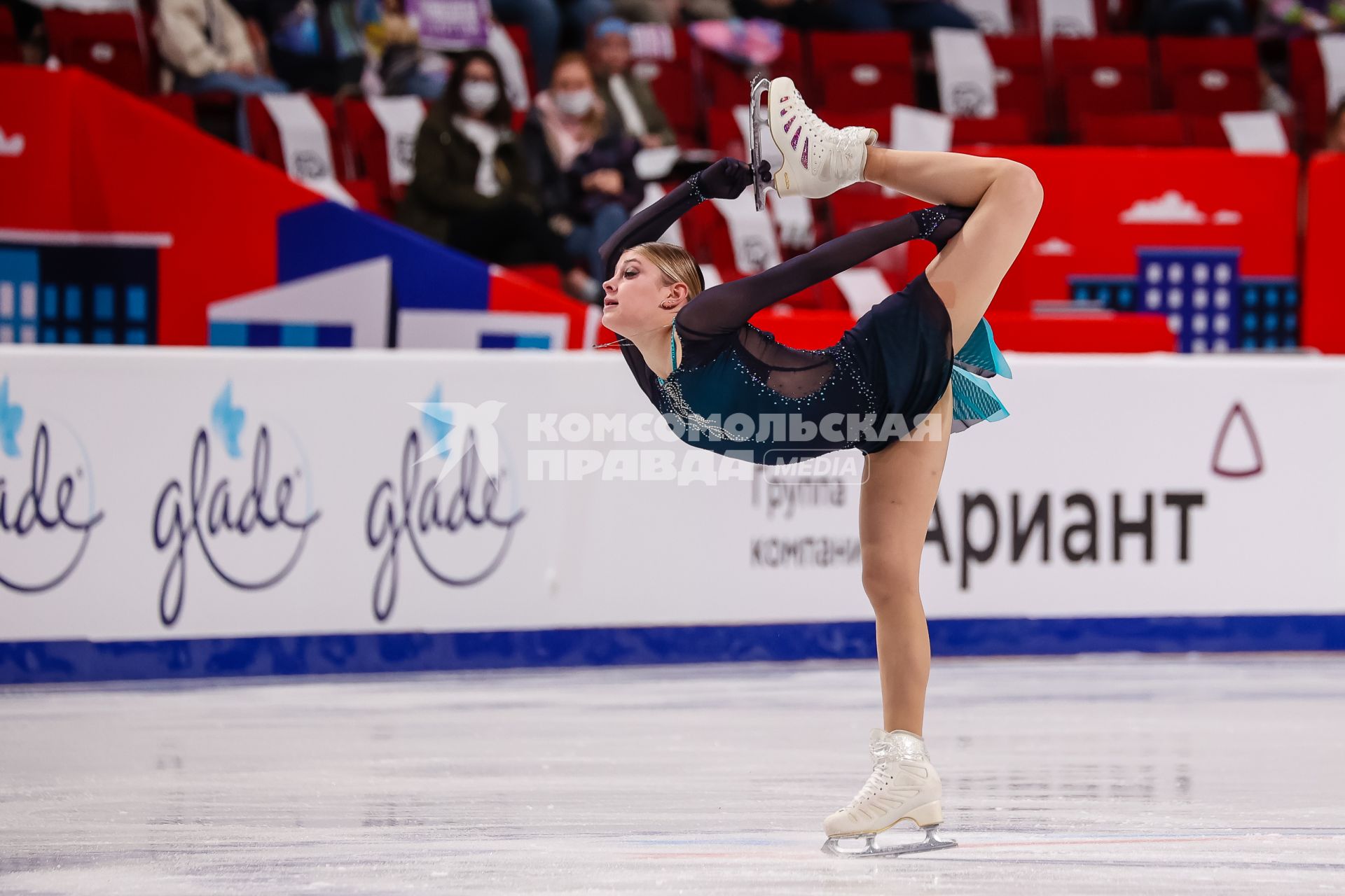 Челябинск. Спортсменка Алена Косторная во время произвольной программы женского одиночного катания на контрольных прокатах сборной России по фигурному катанию на ледовой арене `Трактор`.