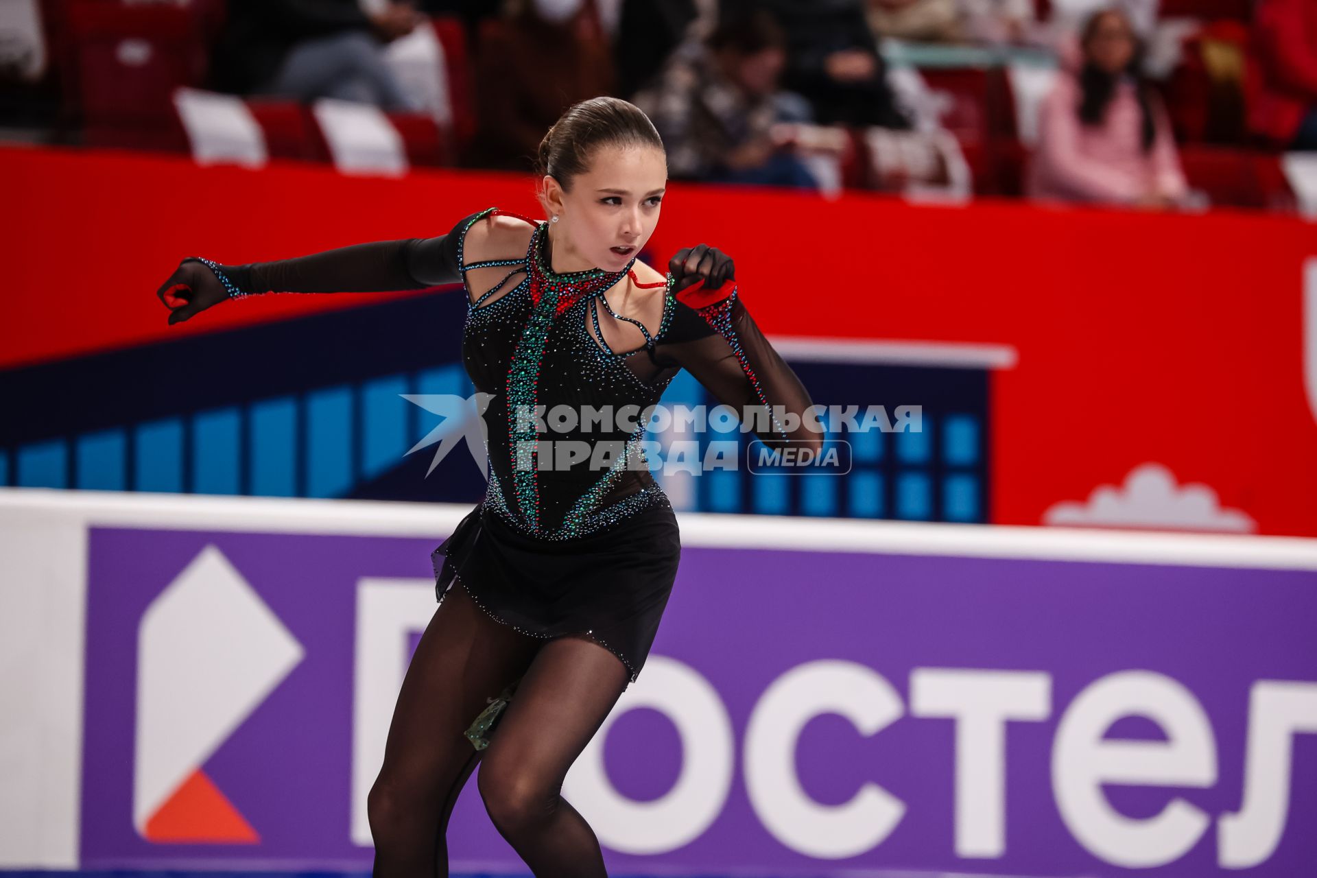 Челябинск. Спортсменка Камила Валиева во время произвольной программы женского одиночного катания на контрольных прокатах сборной России по фигурному катанию на ледовой арене `Трактор`.