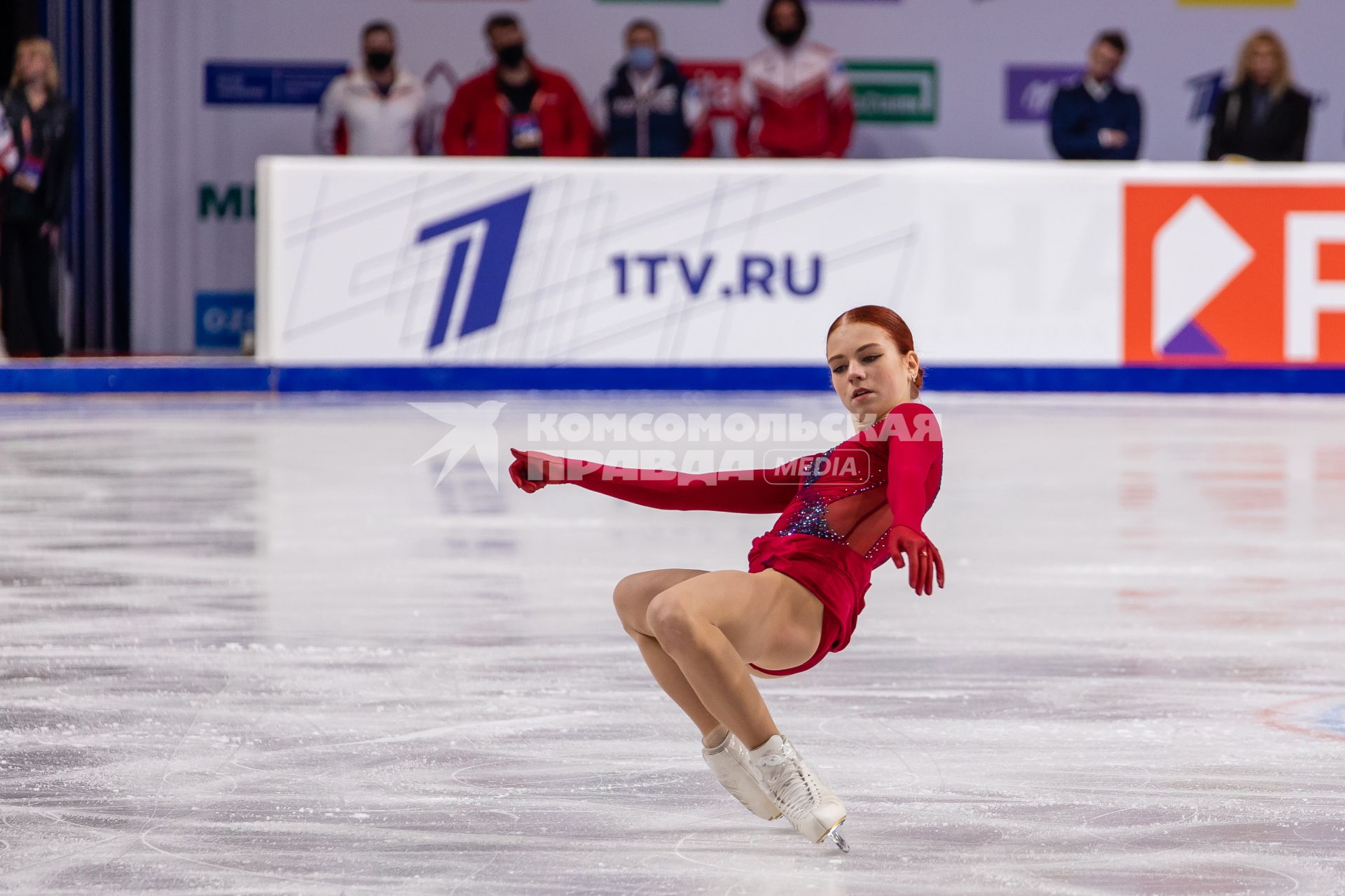 Челябинск. Спортсменка Александра Трусова во время короткой программы женского одиночного катания на контрольных прокатах сборной России по фигурному катанию на ледовой арене `Трактор`.