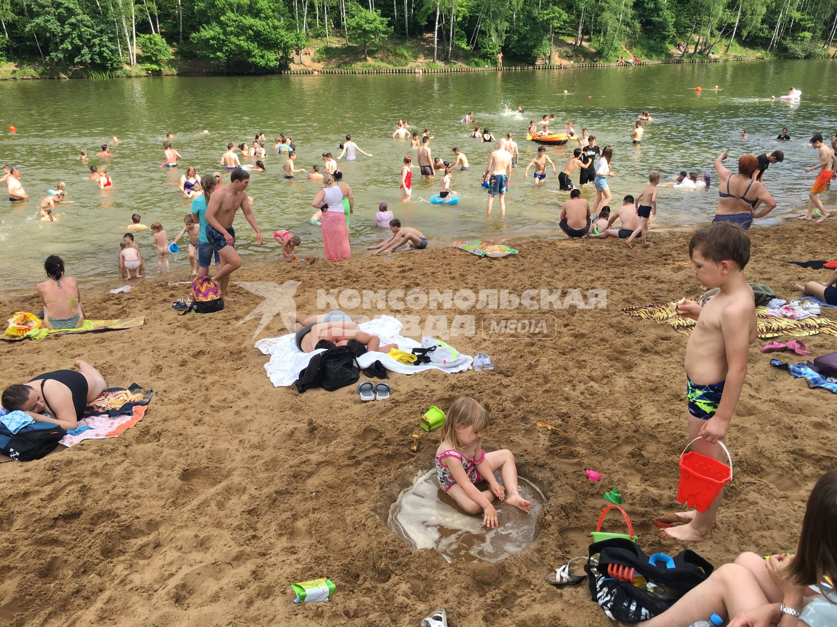 Москва. Горожане на пляже в зоне отдыха `Тропарево`.