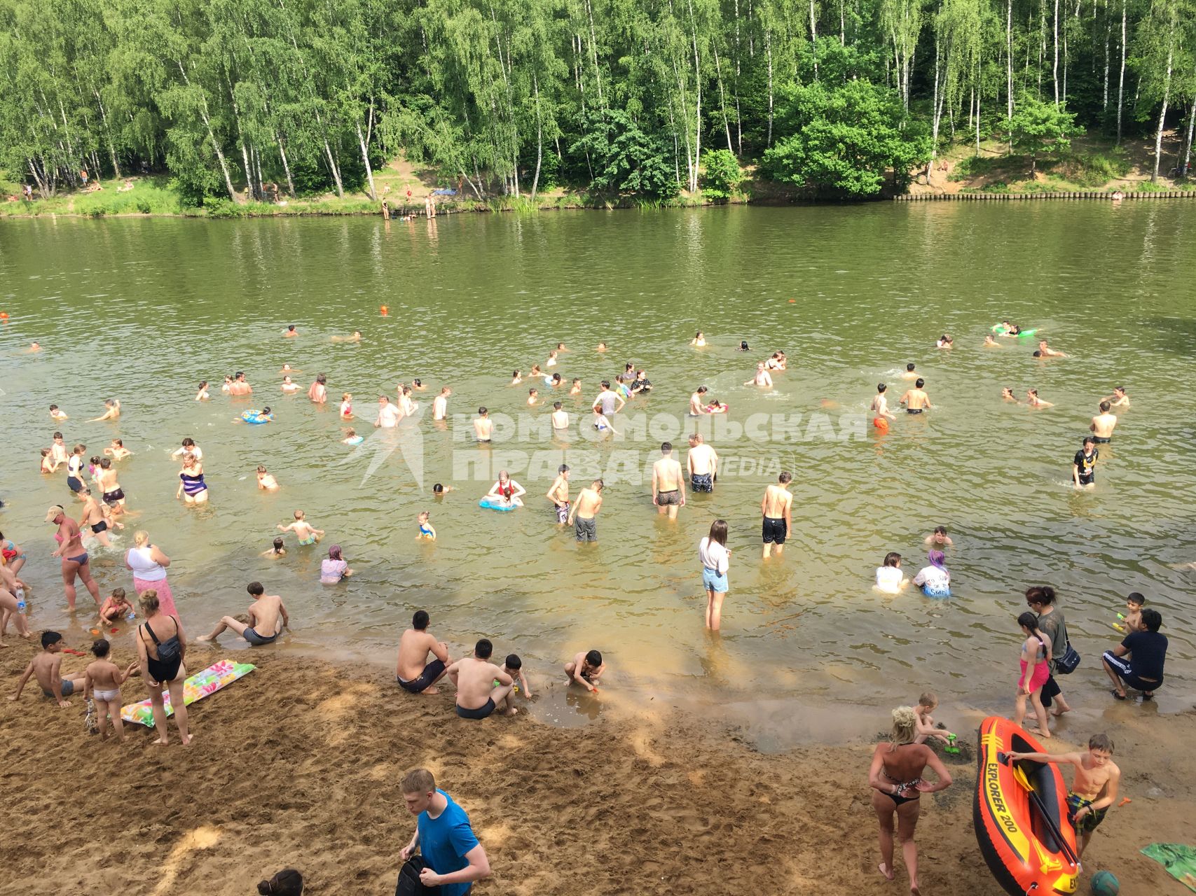 Москва. Горожане на пляже в зоне отдыха `Тропарево`.