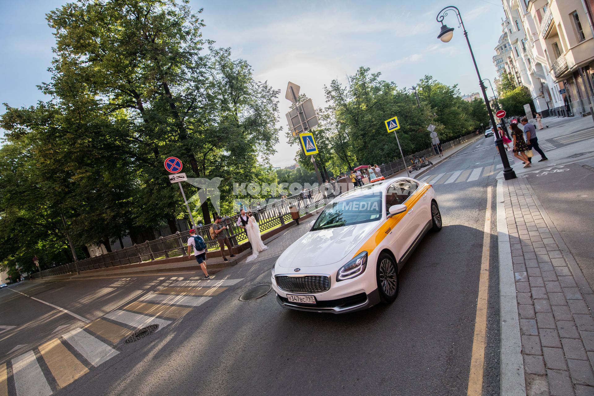 Москва. Автомобиль такси на одной из улиц города.