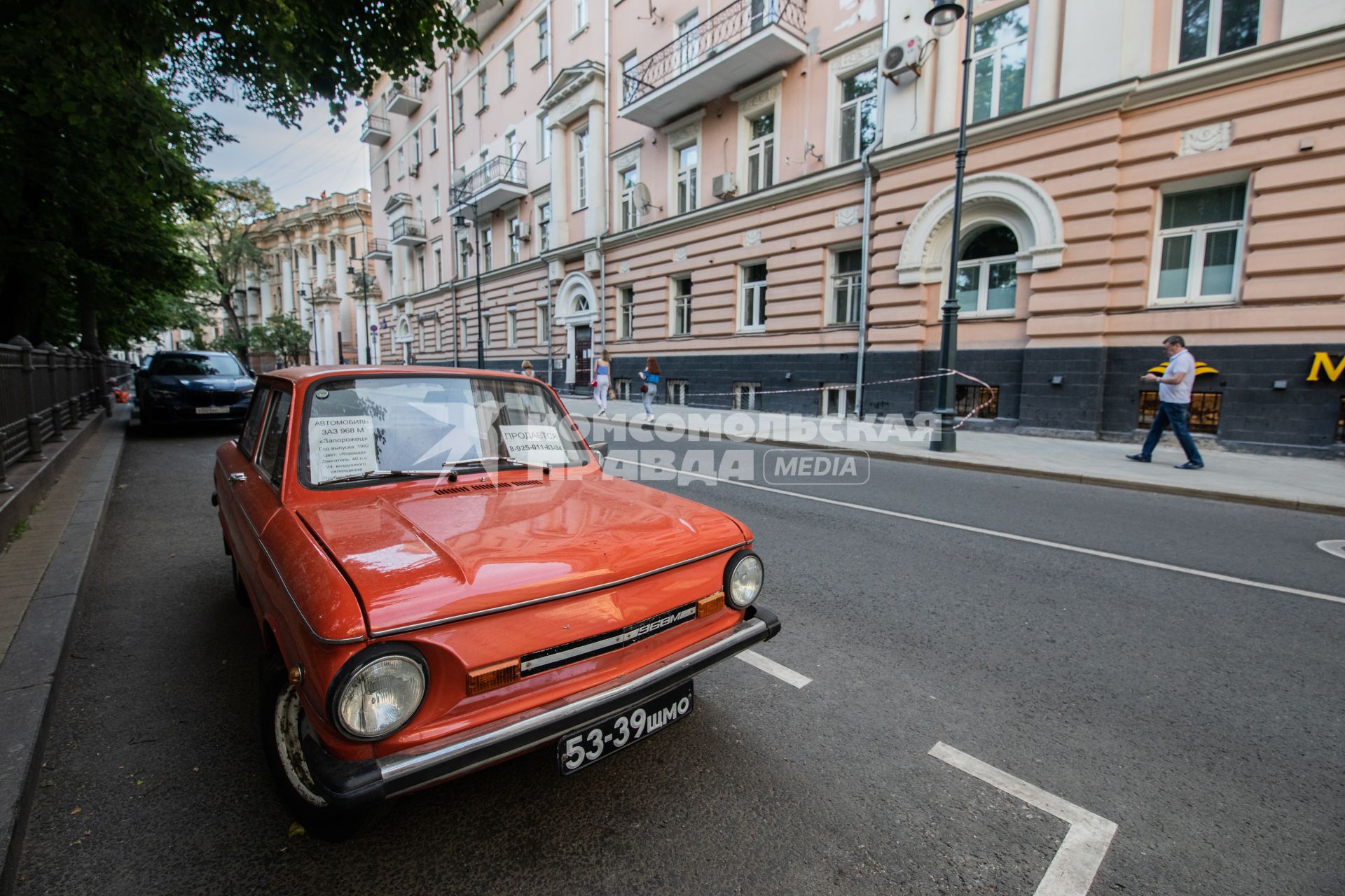 Москва. Автомобиль ЗАЗ-968 М `Запорожец` на одной из улиц города.