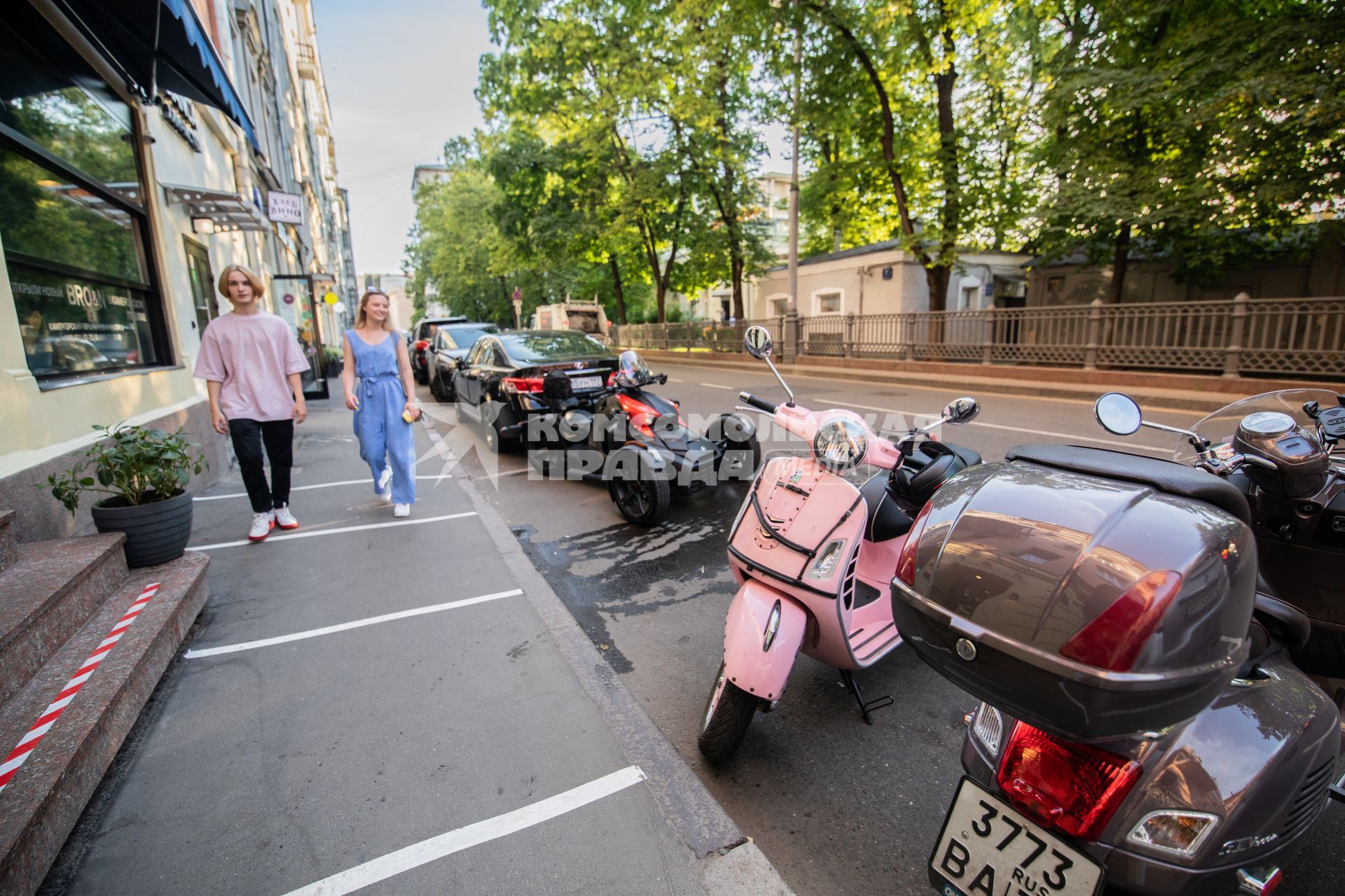 Москва. Парковочные места на одной из улиц города.