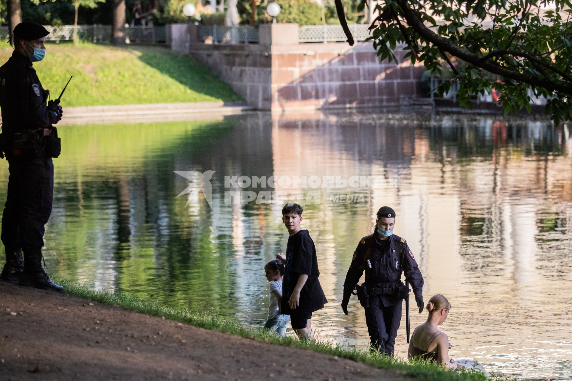 Москва. Полицейские беседуют с отдыхающими на Патриарших прудах.