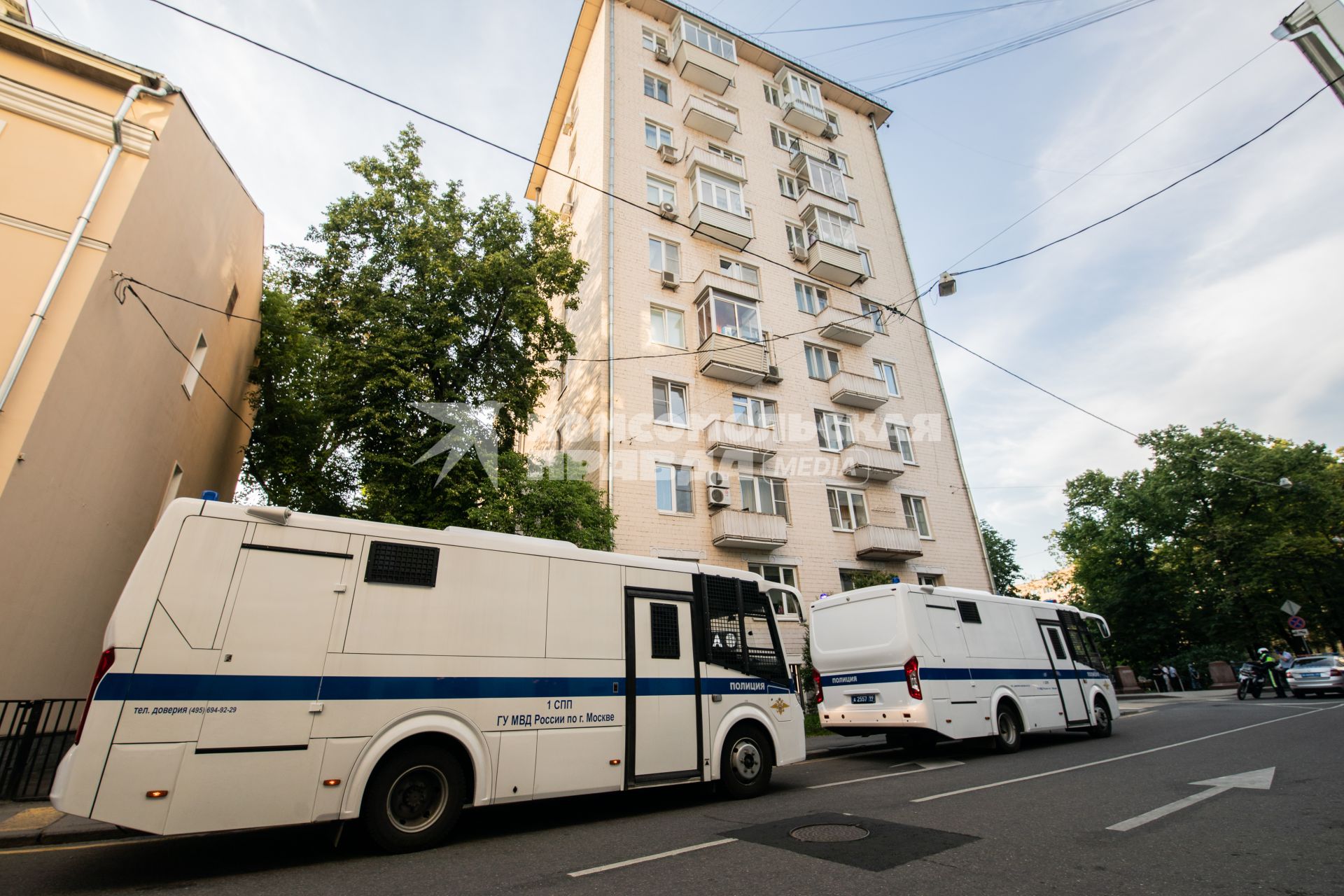 Москва. Полицейские автобусы на одной из улиц города.