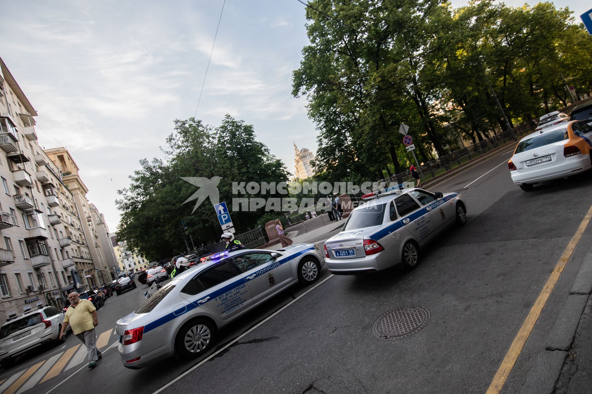 Москва. Автомобили полиции вблизи Патриарших прудов.