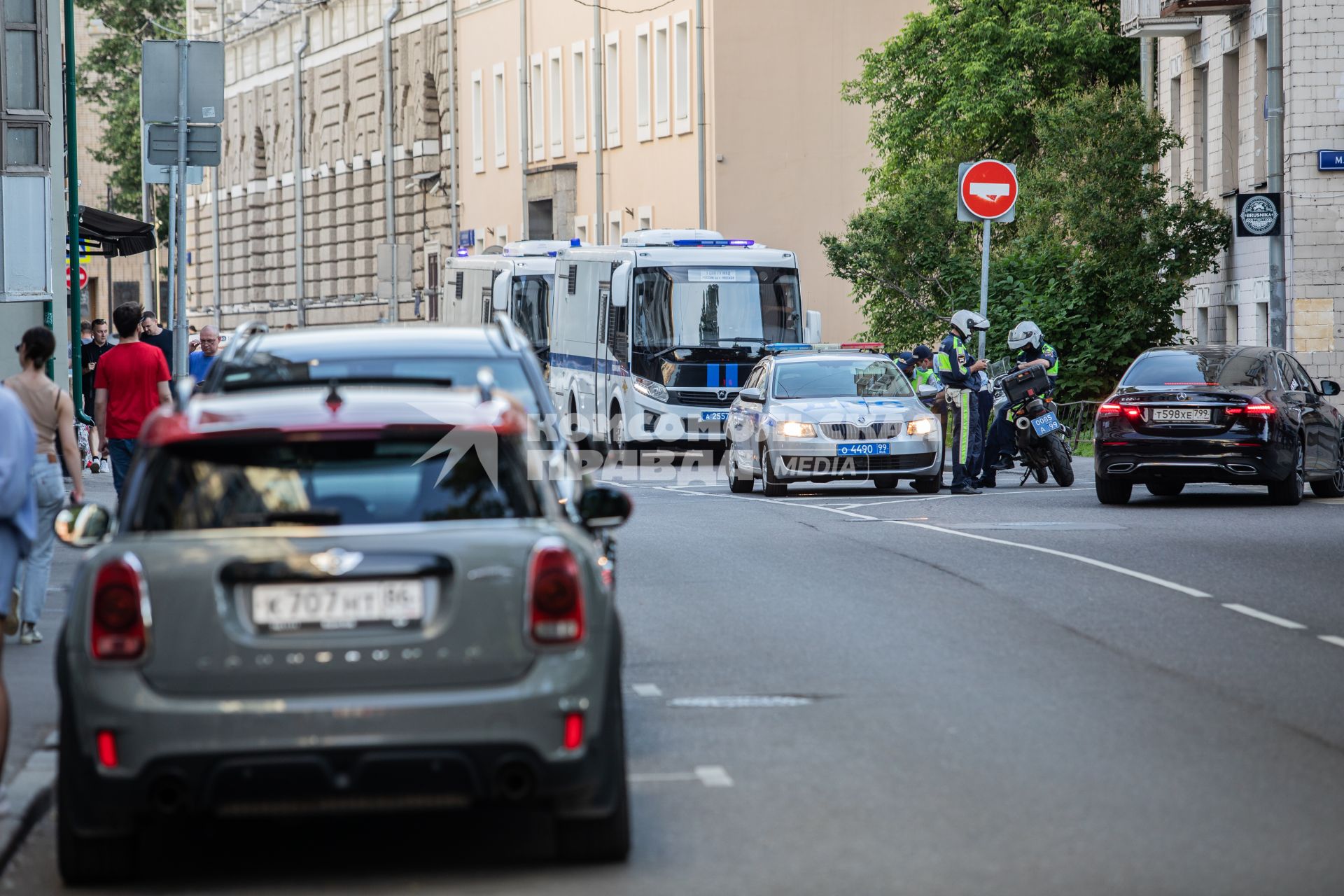 Москва. Сотрудники ДПС во время дежурства на одной из улиц города.