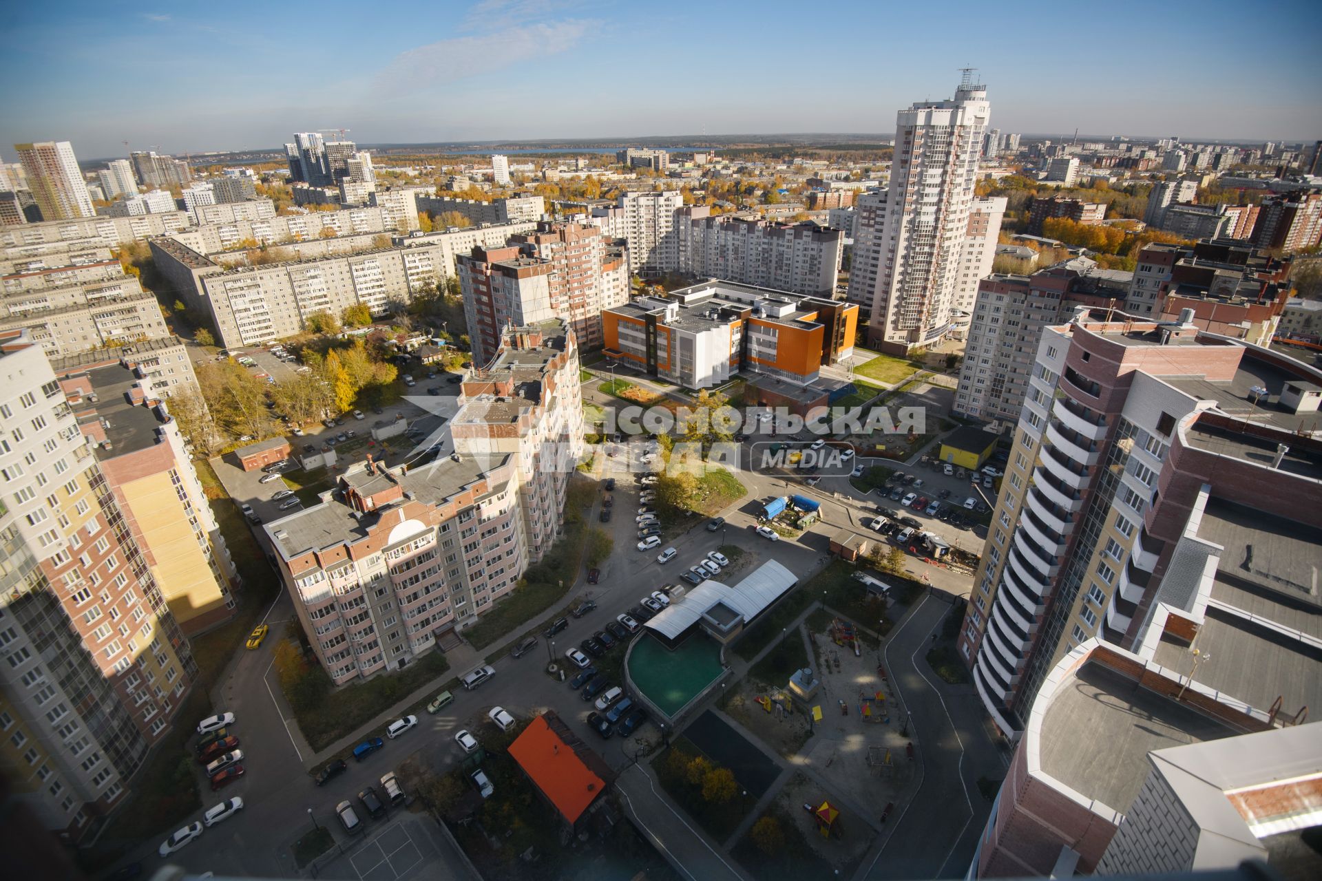 Екатеринбург. Деревянный дом среди многоэтажных новостроек