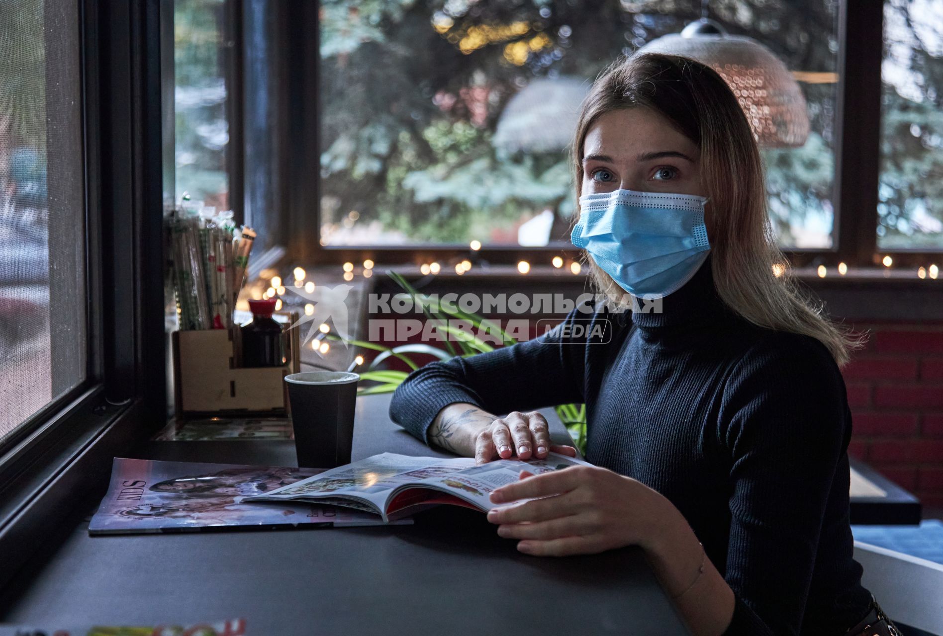 Пермь. Девушка в медицинской маске в кафе.