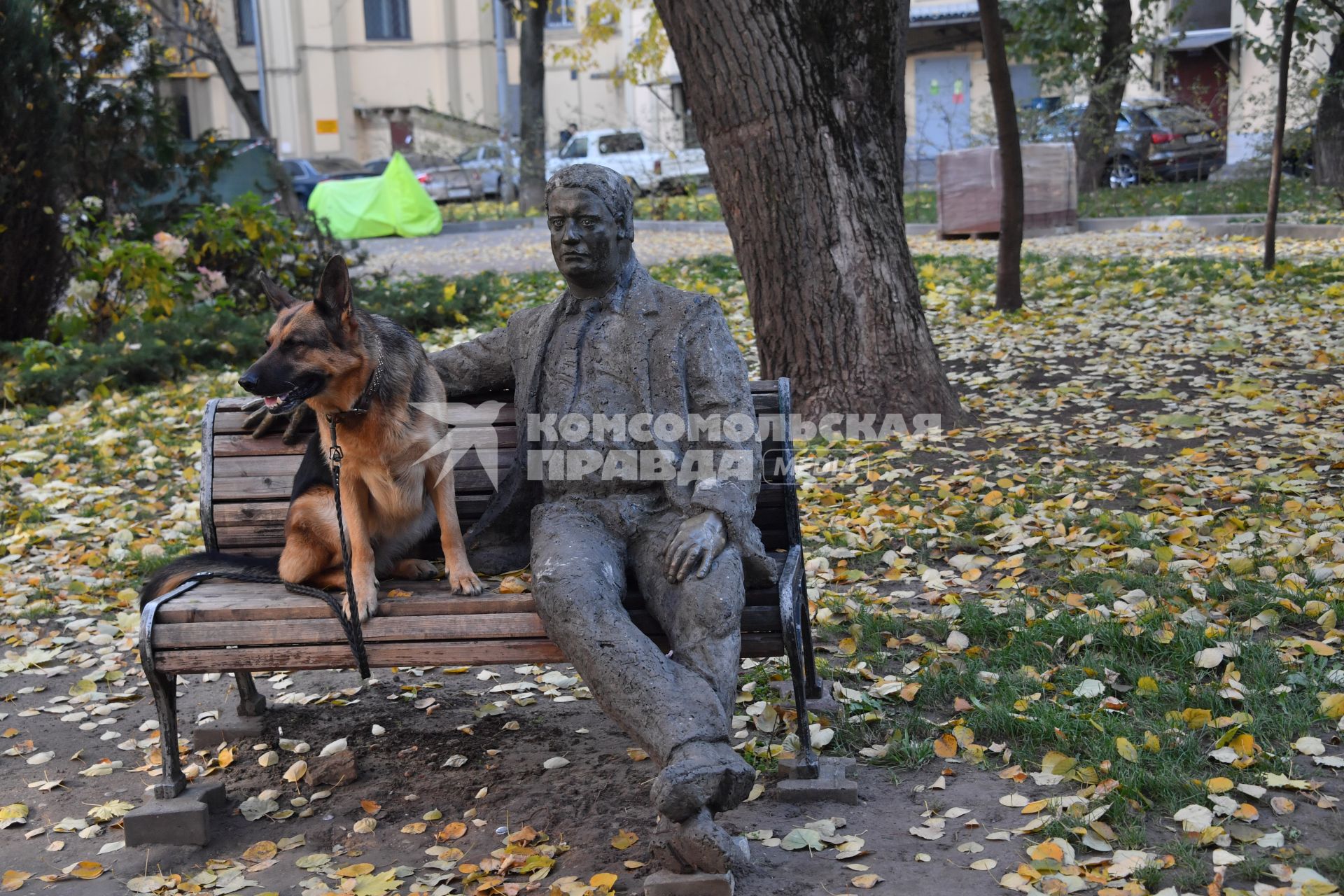 Москва.  Скульптуры во дворе  дома 13  на Садово-Черногрязской улице.