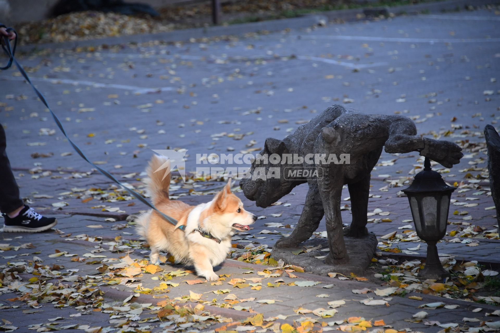 Москва.  Скульптуры во дворе  дома 13  на Садово-Черногрязской улице.