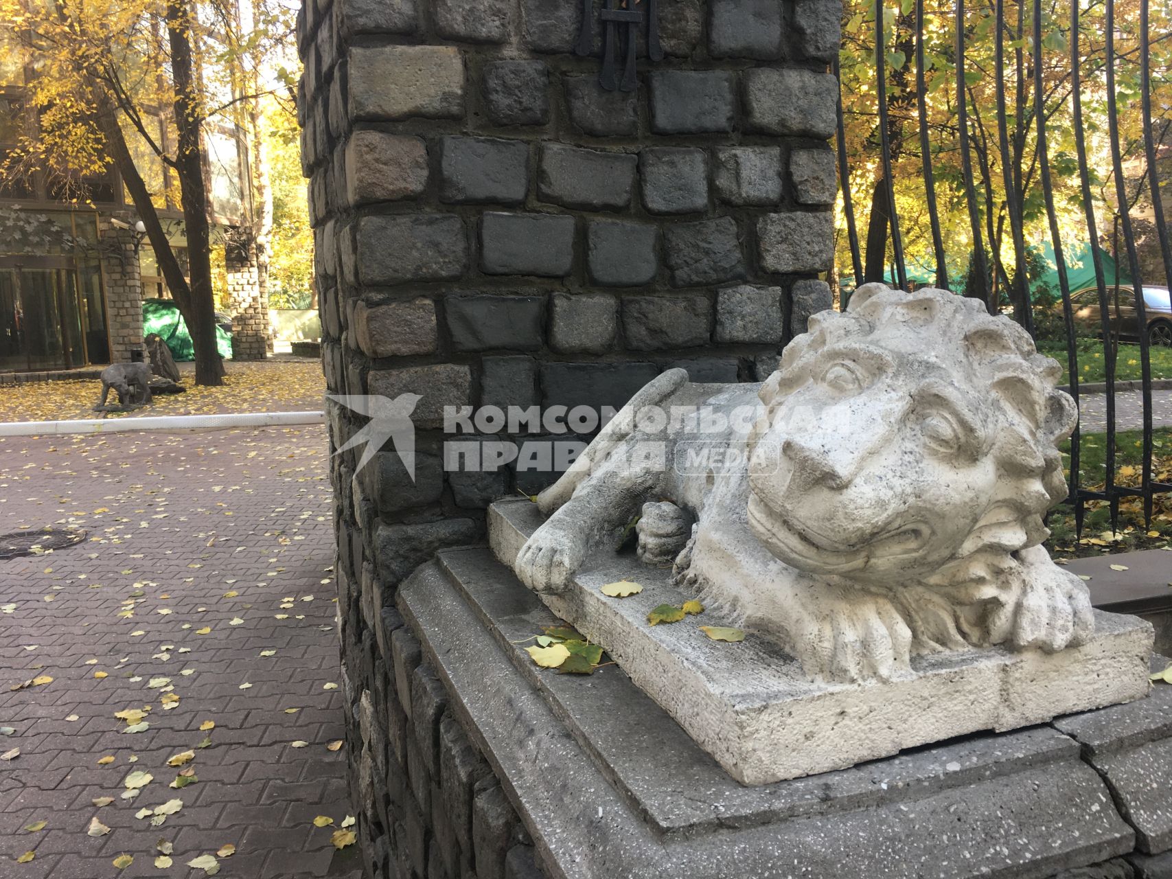 Москва. Скульптура льва у ворот  дома 13 на Садово-Черногрязской улице.