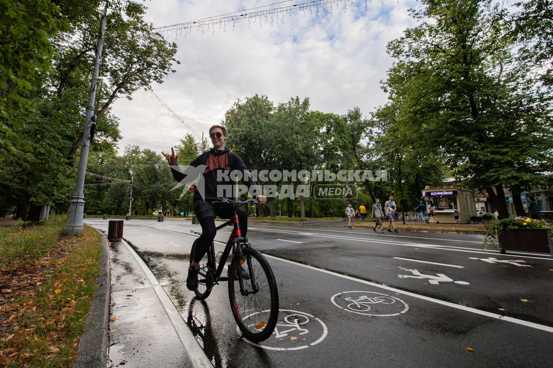 Москва. Корреспондент `Комсомольской правды` Андрей Абрамов катается на велосипеде по территории парка `Сокольники`.