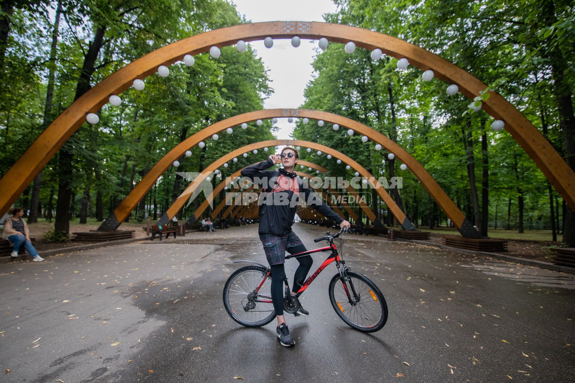 Москва. Корреспондент `Комсомольской правды` Андрей Абрамов с велосипедом на территории парка `Сокольники`.