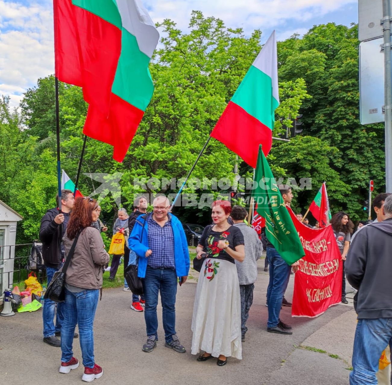 Болгария. г.София. Специальный корреспондент `Комсомольской правды` Дарья Асламова с болгарскими патриотами во время пикета против НАТО.