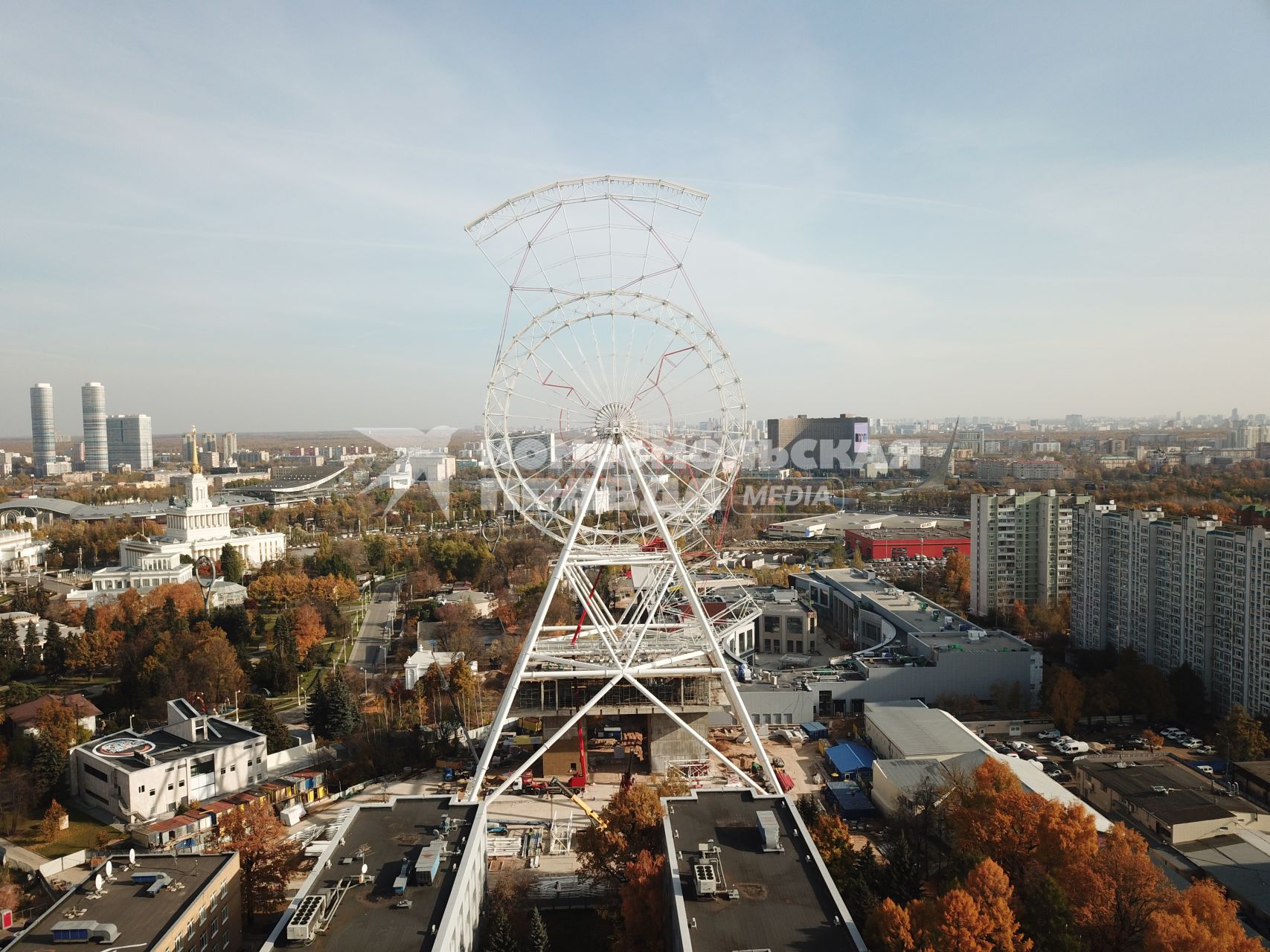 Москва. Вид на колесо обозрения `Солнце Москвы` на ВДНХ.