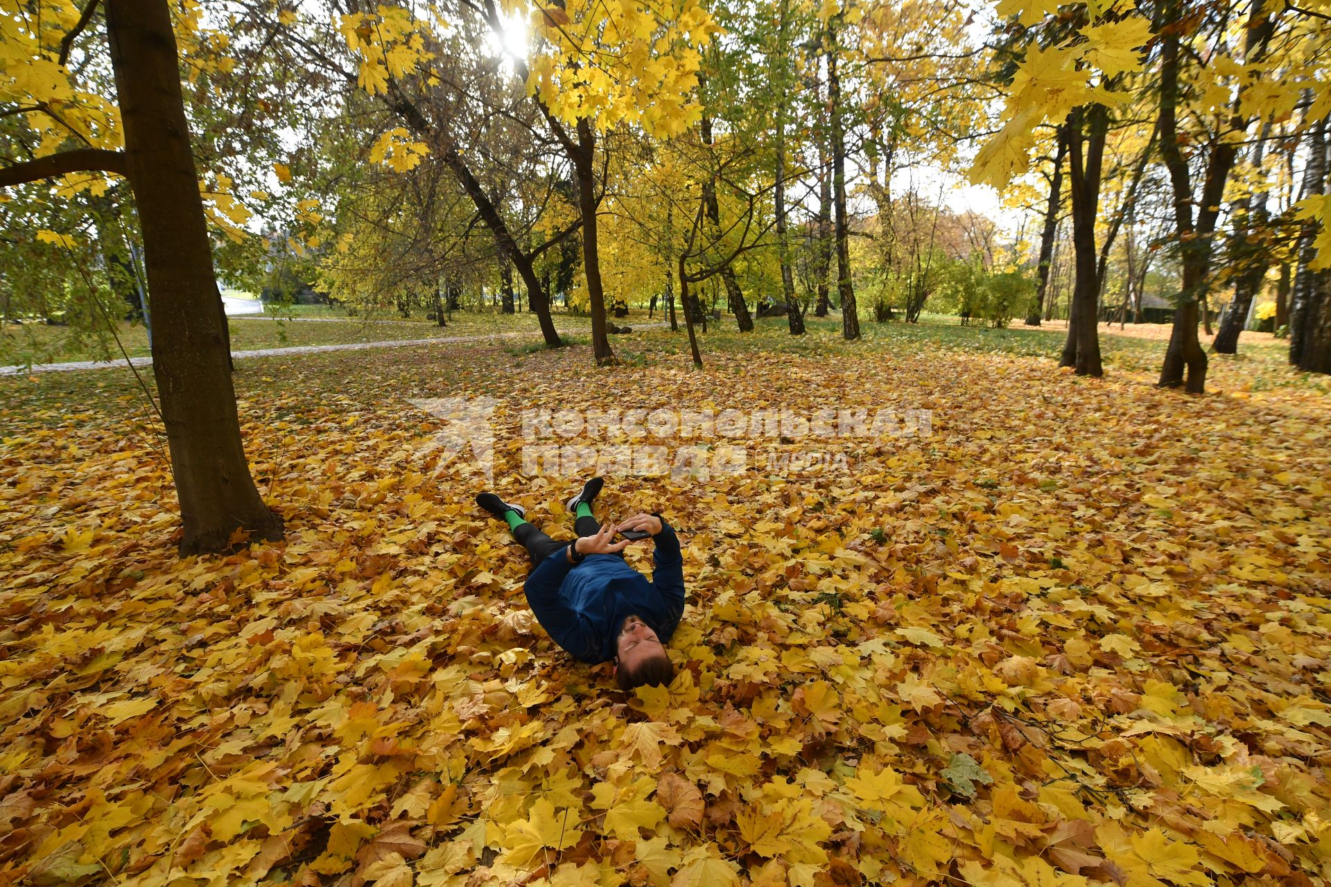 Москва. Молодой человек на ВДНХ.