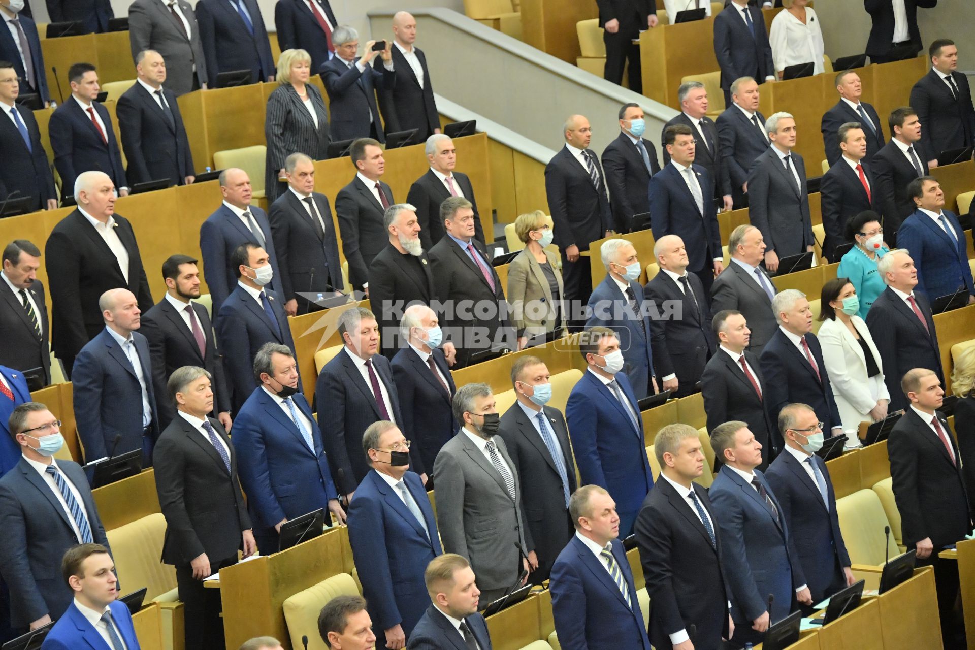 Москва. Исполнение гимна РФ на первом пленарном заседании Государственной думы 8-го созыва.