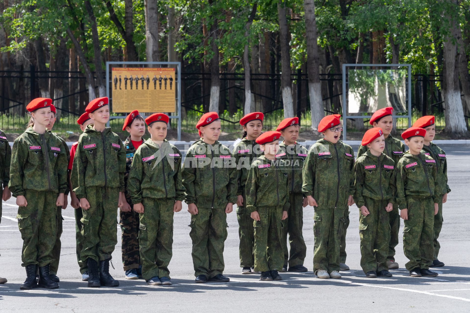 Челябинск. Аэродром Шагол. Церемония посвящения в юнармейцы группы школьников.