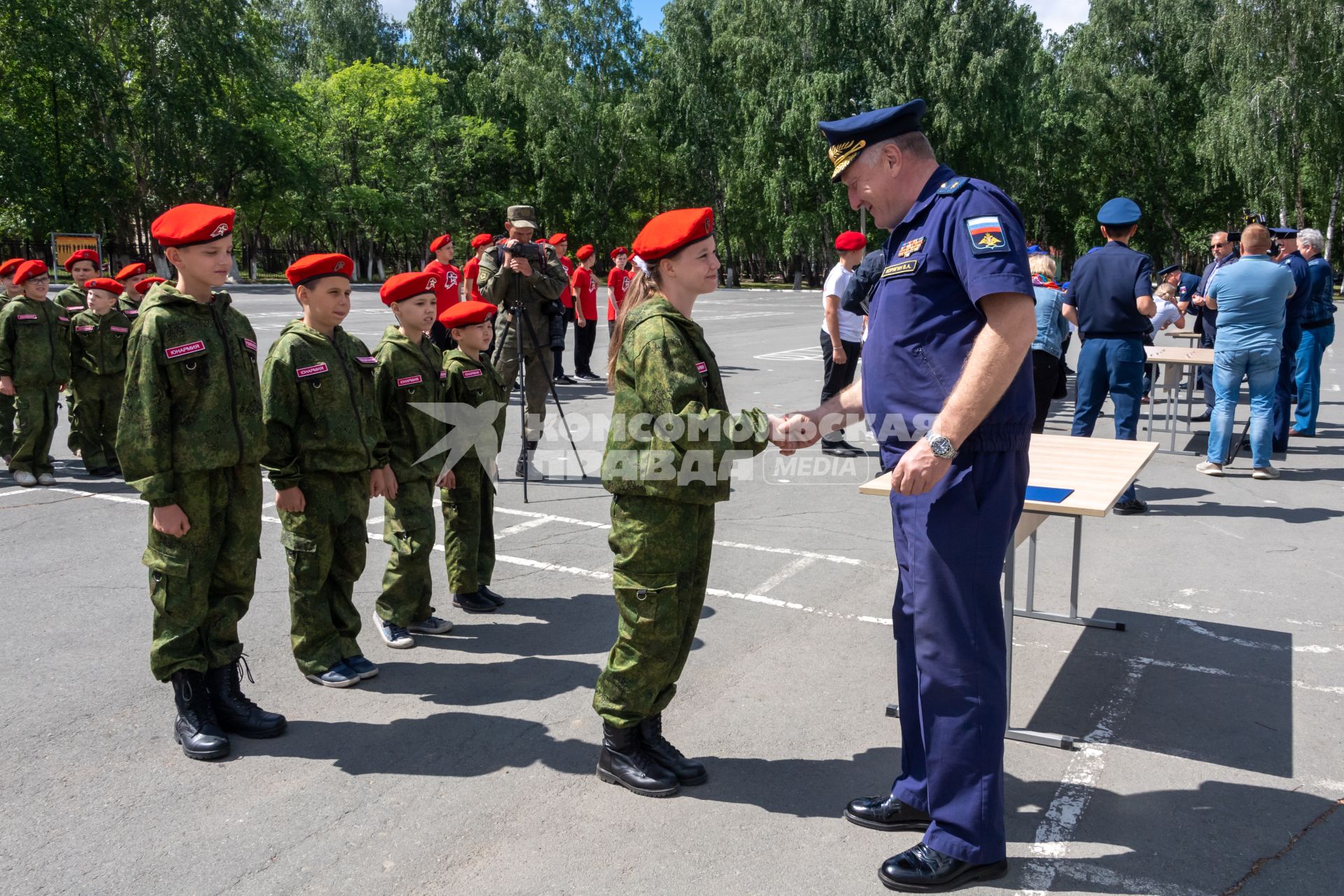 Челябинск. Аэродром Шагол. Церемония посвящения в юнармейцы группы школьников.