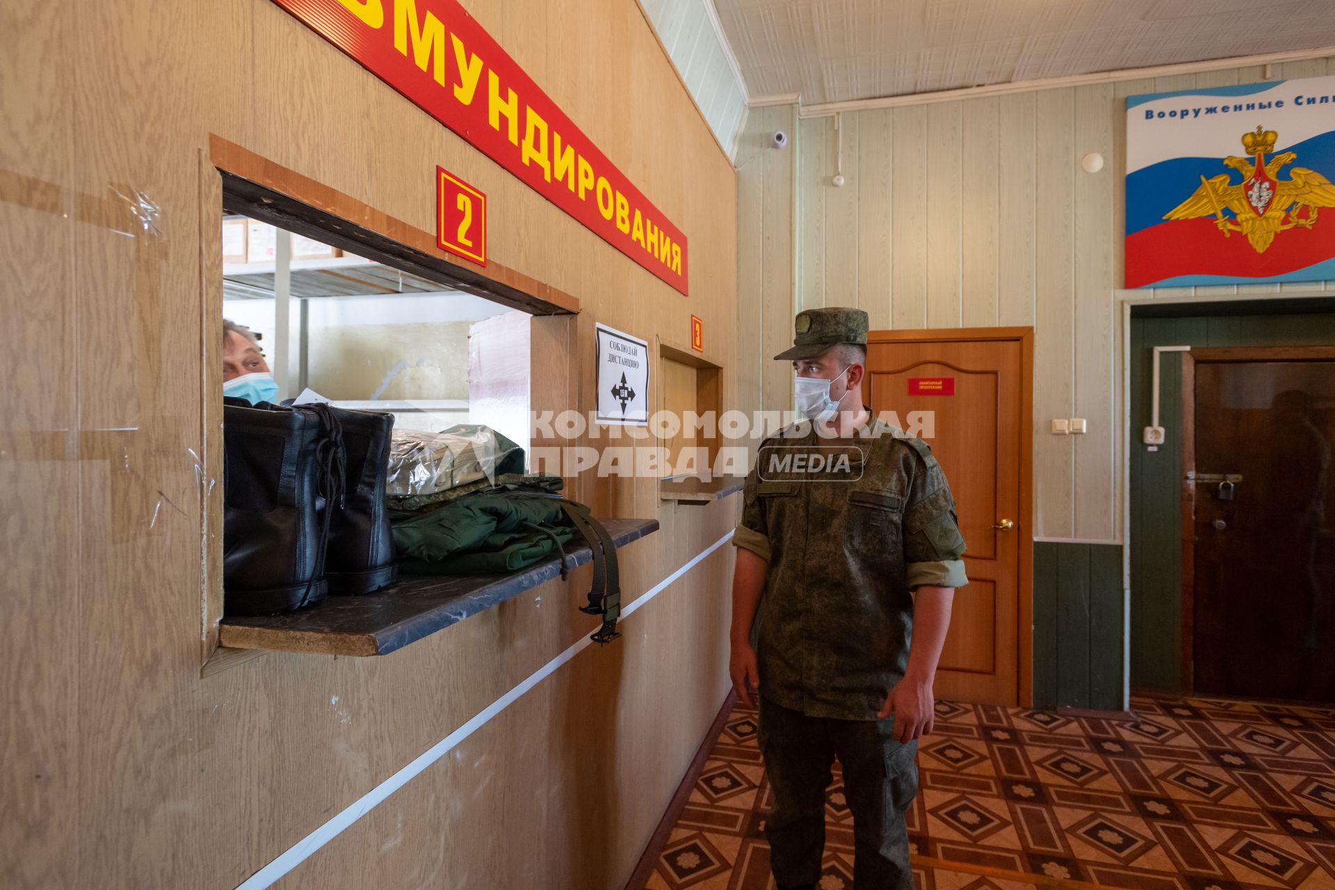 Челябинск. Пункт призыва граждан на военную службу. Выдача обмундирования.