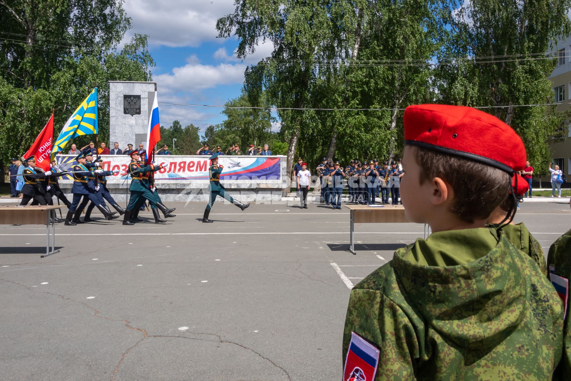 Челябинск. Аэродром Шагол. Церемония посвящения в юнармейцы группы школьников.
