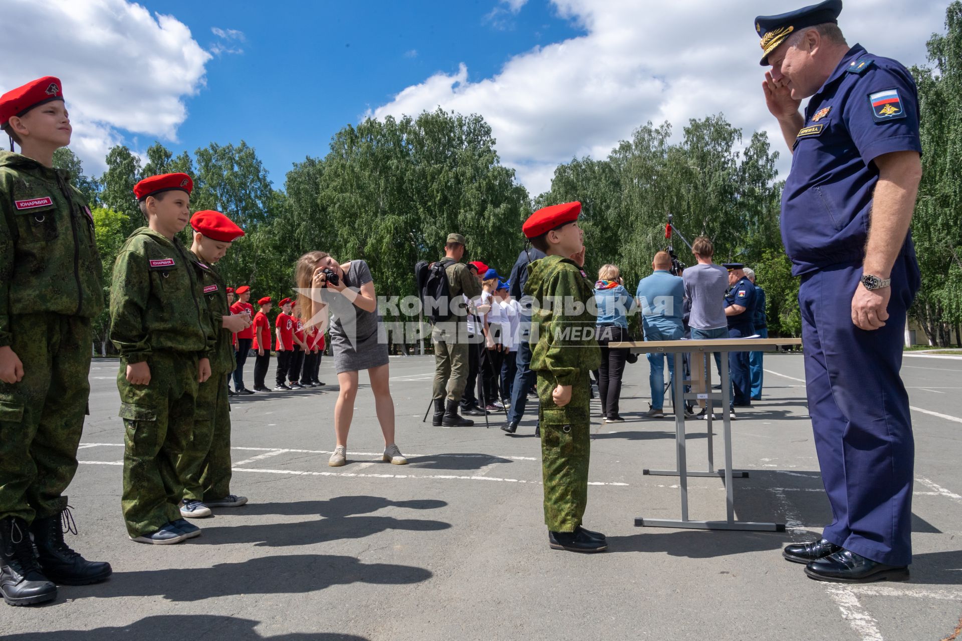 Челябинск. Аэродром Шагол. Церемония посвящения в юнармейцы группы школьников.