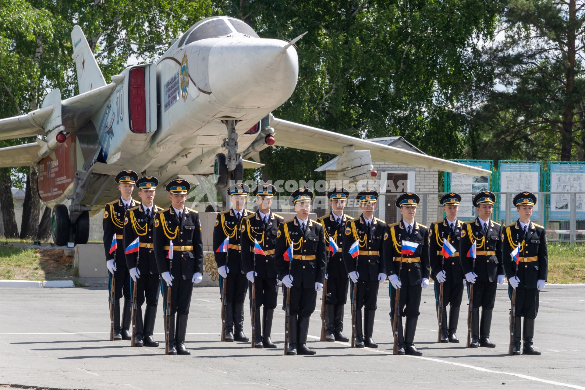Челябинск. Аэродром Шагол. Военнослужащие ВВС перед началом церемонии посвящения в юнармейцы группы школьников.