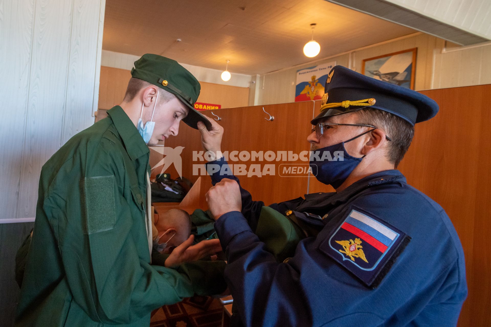 Челябинск. Пункт призыва граждан на военную службу. Выдача обмундирования.