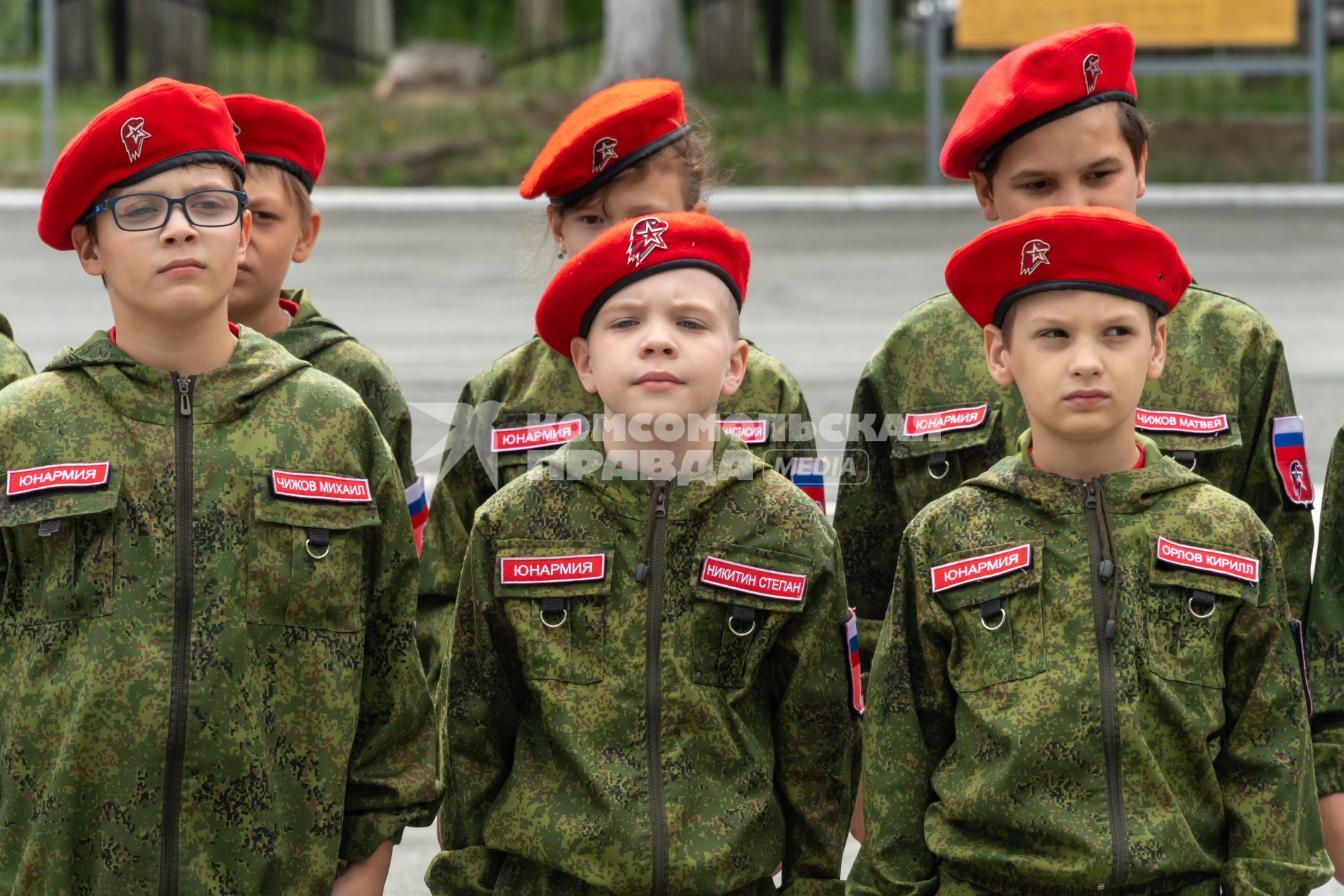Челябинск. Аэродром Шагол. Церемония посвящения в юнармейцы группы школьников.