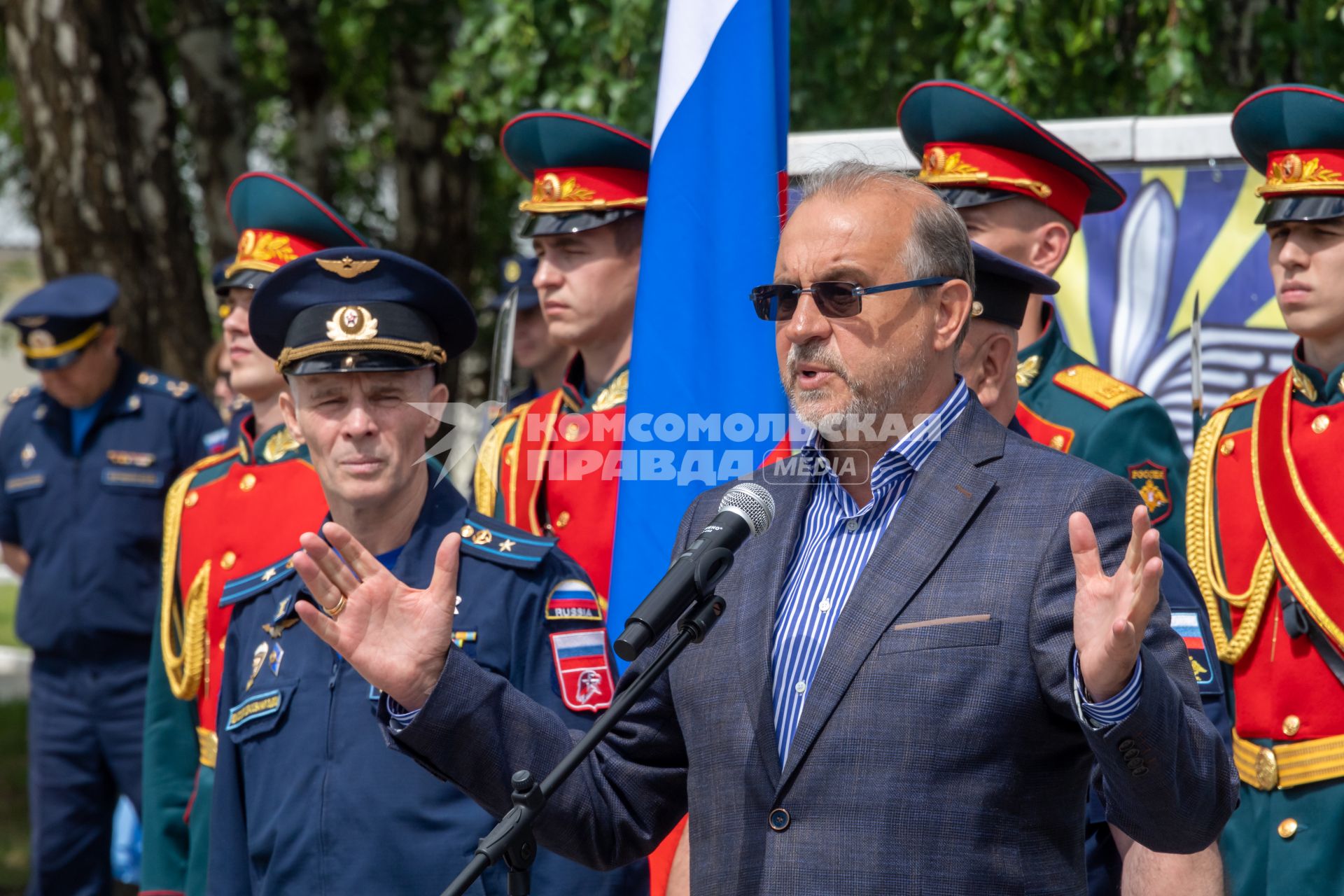 Челябинск. Аэродром Шагол. Председатель Совета Национальной Ассоциации `Мегапир` Александр Каньшин (справа) на церемонии посвящения в юнармейцы группы школьников.