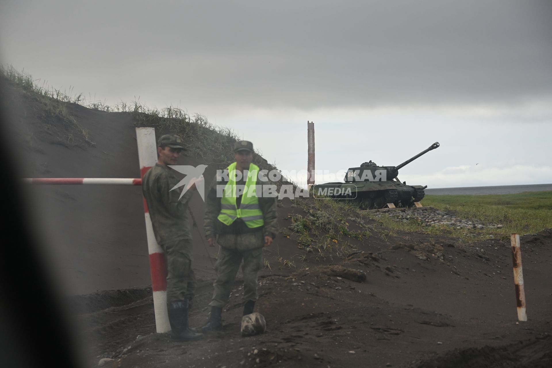 Сахалинская область. Остров Итуруп. Военнослужащие у пропускного пункта на танкодром.