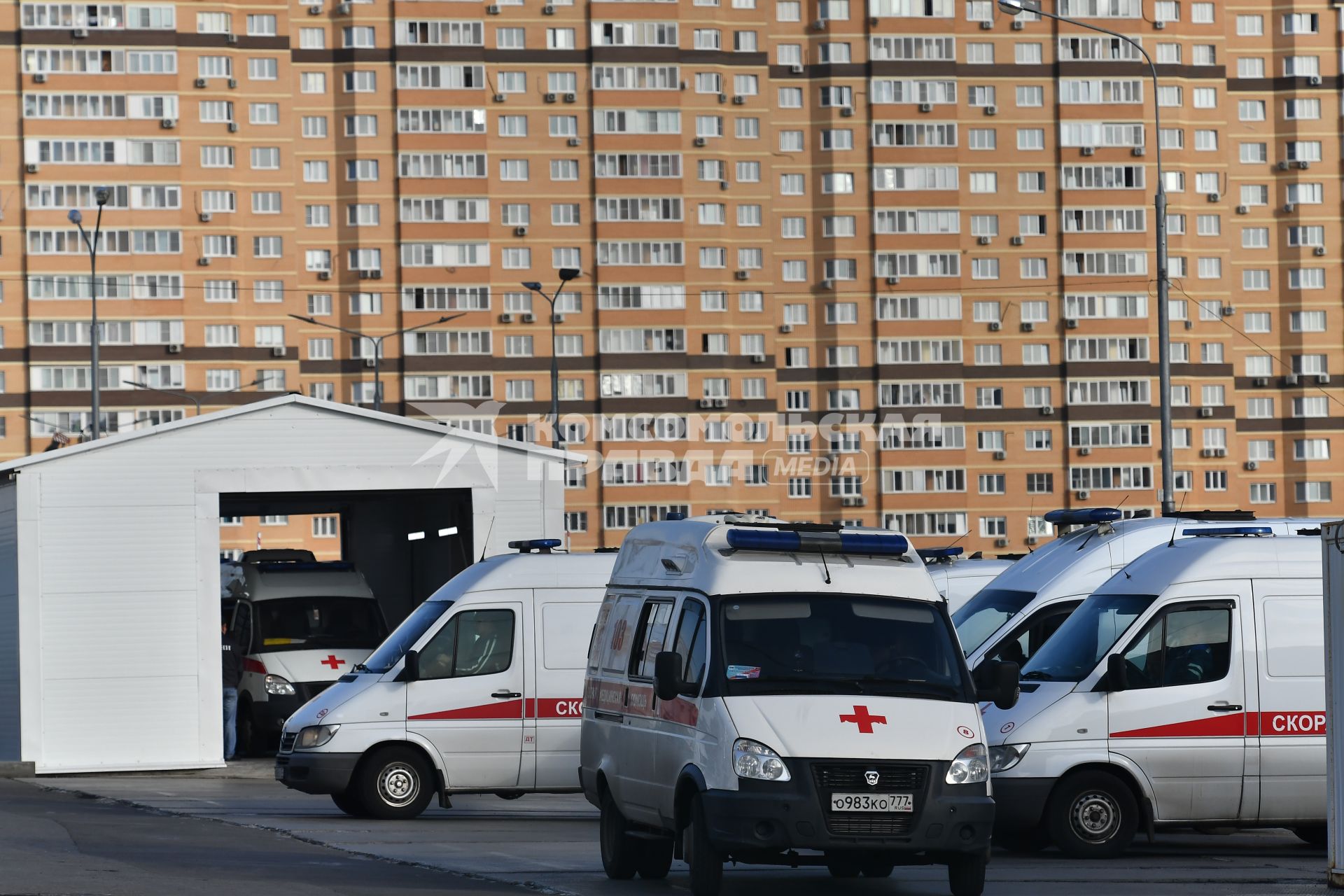 Москва. Машины скорой медицинской помощи на территории многопрофильного медицинского центра `Новомосковский`, куда госпитализируют пациентов с подозрением на коронавирус COVID-19.