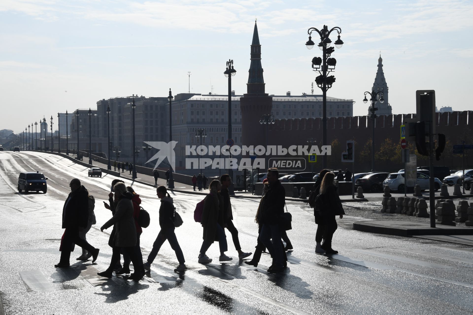 Москва.  Пешеходы на Большом Москворецком мосту