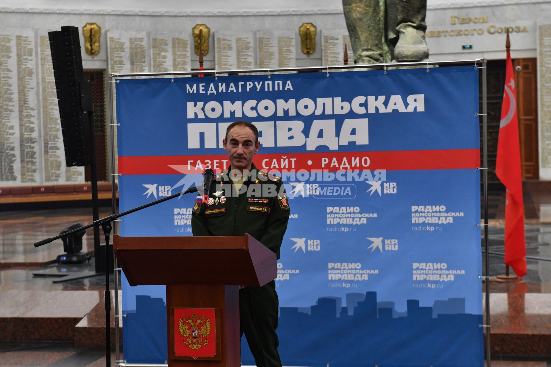 Москва. Помощник военного комиссара Московской области Станислав Протасов во время церемонии передачи военного архива газеты `Комсомольская правда` российскому представительству Википедии в Зале Славы Музея Победы на Поклонной горе.