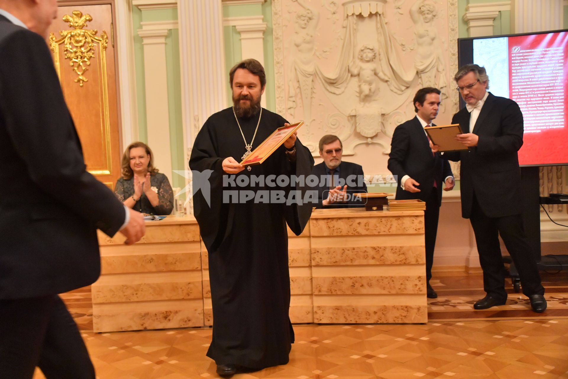 Москва.  Председатель Отдела внешних церковных связей Московского Патриархата митрополит Волоколамский Иларион   во время торжественного  собрания, посвященного 300-летию Московского Синодального хора.