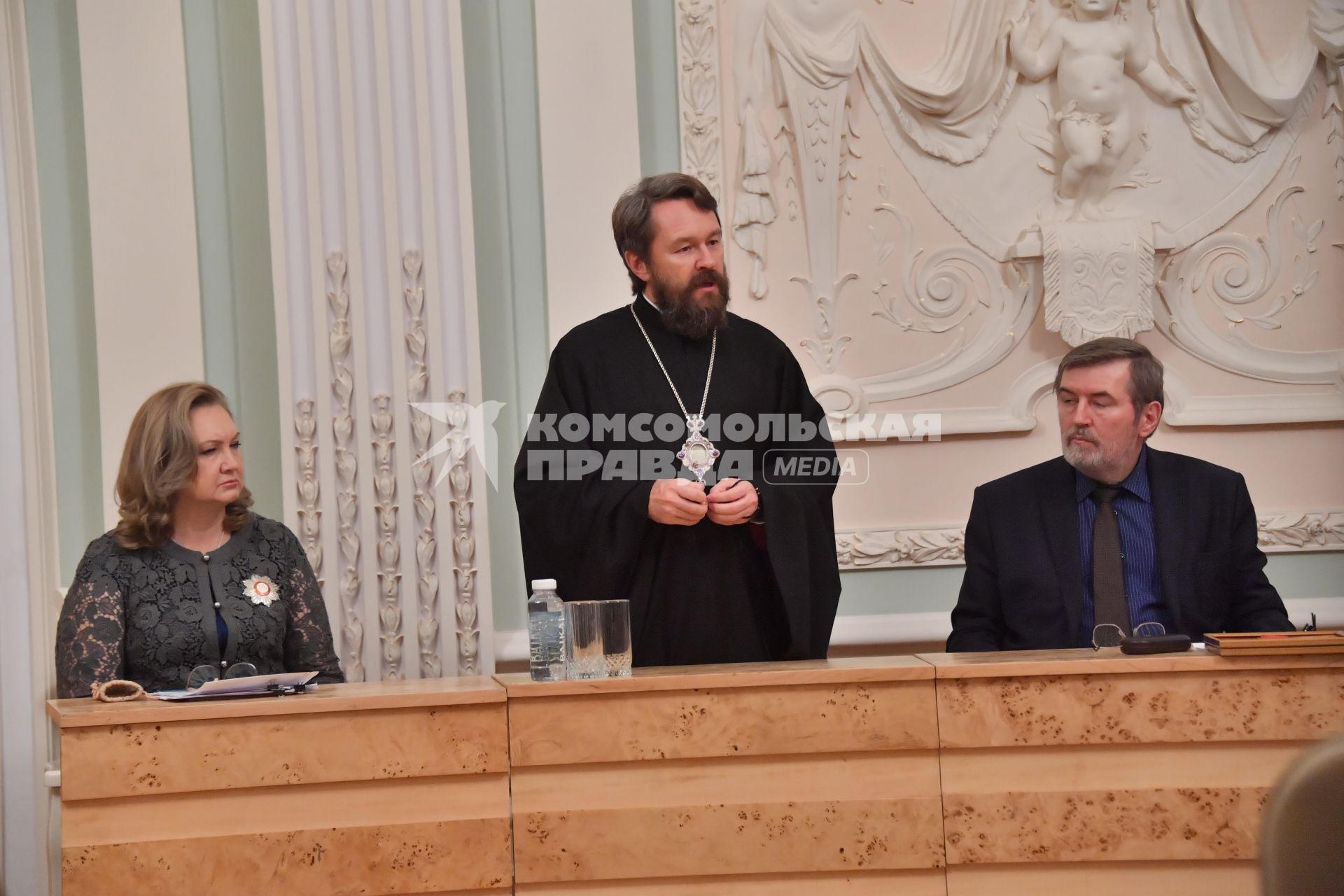 Москва.  Глава Наблюдательного совета Фонда содействия возрождению традиций милосердия и благотворительности  `Елисаветинско-Сергиевского просветительского общества` Анна Громова  и председатель Отдела внешних церковных связей Московского Патриархата митрополит Волоколамский Иларион   во время торжественного  собрания, посвященного 300-летию Московского Синодального хора.