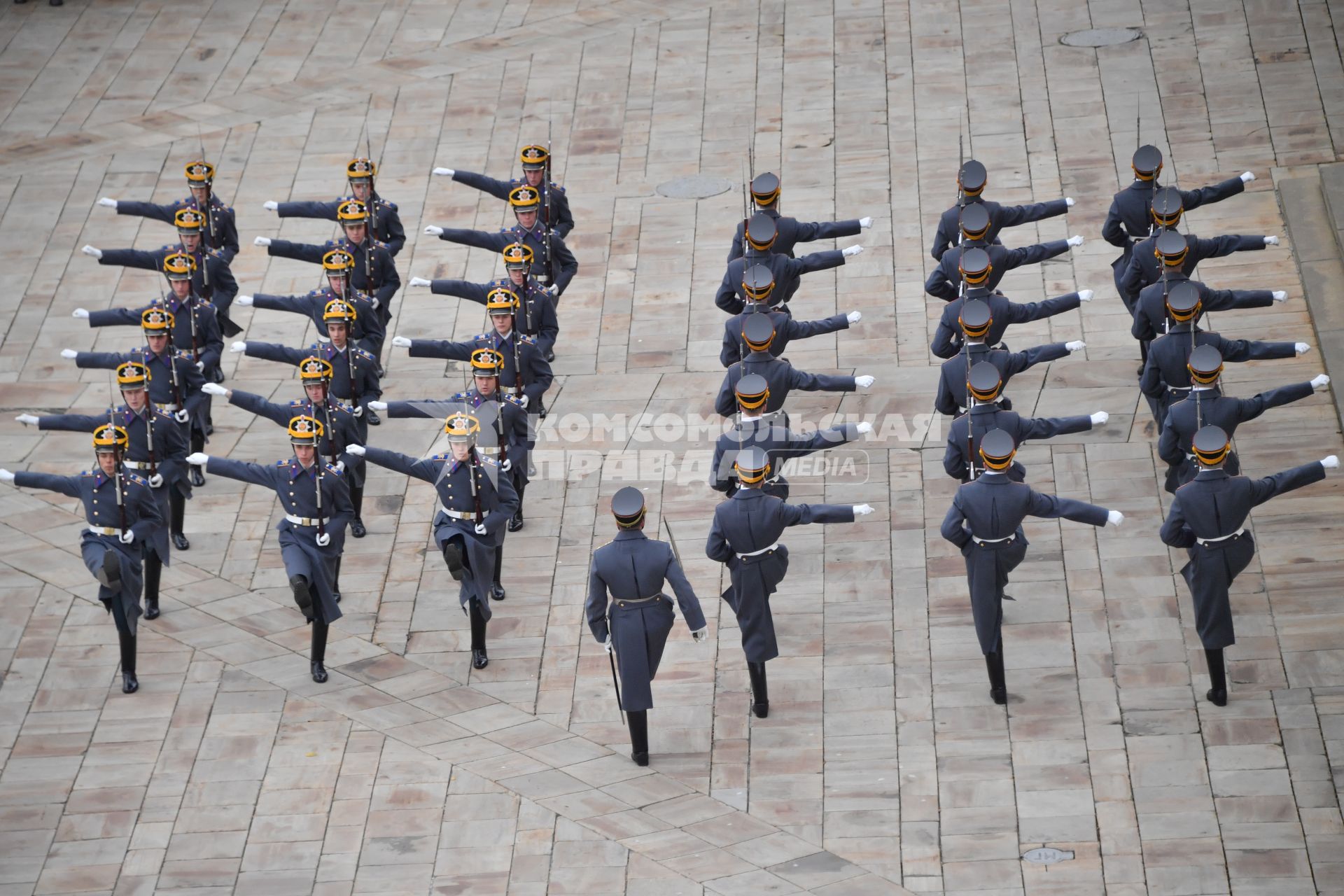 Москва. Военнослужащие роты специального караула Президентского полка ФСО России  на церемонии развода пеших и конных караулов на Соборной площади Московского Кремля.