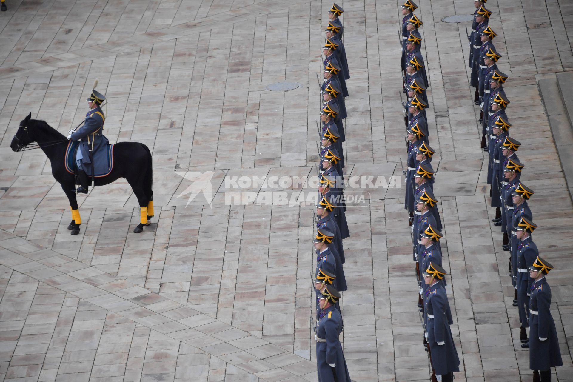 Москва.  Военнослужащие роты специального караула Президентского полка ФСО России на церемонии развода пеших и конных караулов на Соборной площади Московского Кремля.