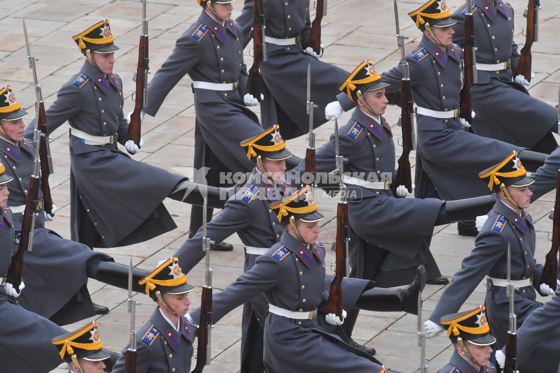 Москва. Военнослужащие роты специального караула Президентского полка ФСО России  на церемонии развода пеших и конных караулов на Соборной площади Московского Кремля.